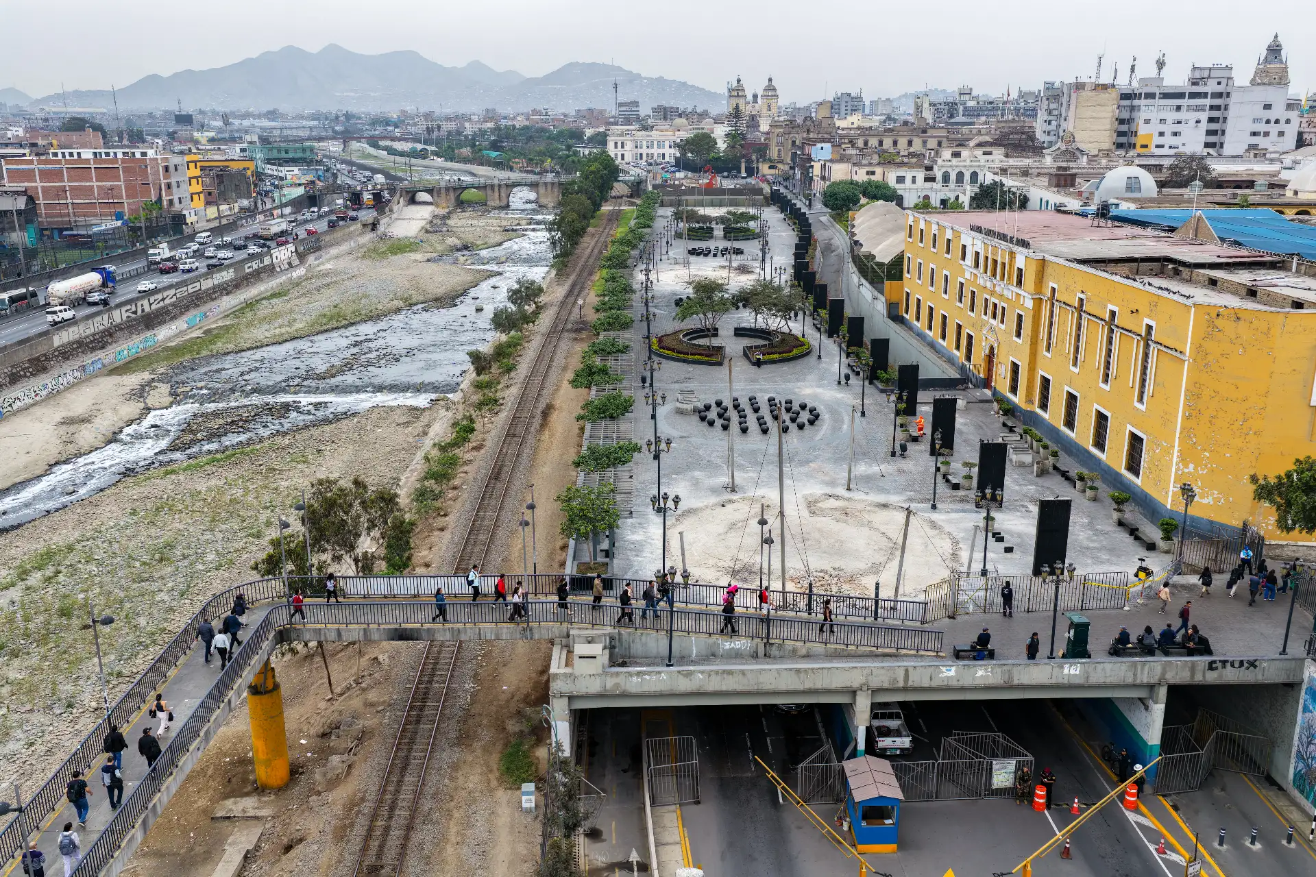 Trabajos de recuperación de espacios públicos que se ejecutan en la Alameda Chabuca Granda dispuesta por el alcalde Renzo Reggiardo busca erradicar el comercio informal, mejorar el ornato y garantizar espacios seguros para vecinos y visitantes.

Foto: ANDINA/Ricardo Cuba