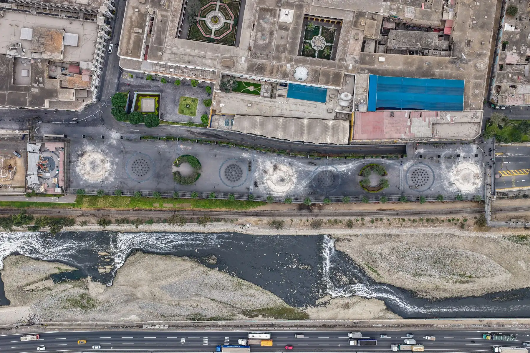 Trabajos de recuperación de espacios públicos que se ejecutan en la Alameda Chabuca Granda dispuesta por el alcalde Renzo Reggiardo busca erradicar el comercio informal, mejorar el ornato y garantizar espacios seguros para vecinos y visitantes.

Foto: ANDINA/Ricardo Cuba