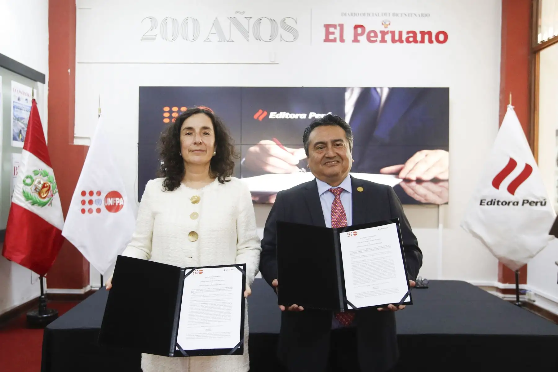 Félix Paz Quiroz, Gerente General de EDITORA PERÚ y América Arias Antón, Representante por el UNFPA, suscriben el Memorando de Entendimiento   con el propósito de fortalecer la difusión de temas de interés público vinculados a dinámicas poblacionales, la salud materna, la prevención de la violencia contra niñas, adolescentes y mujeres, así como otros temas de interés público.
Foto: ANDINA/ Eddy Ramos