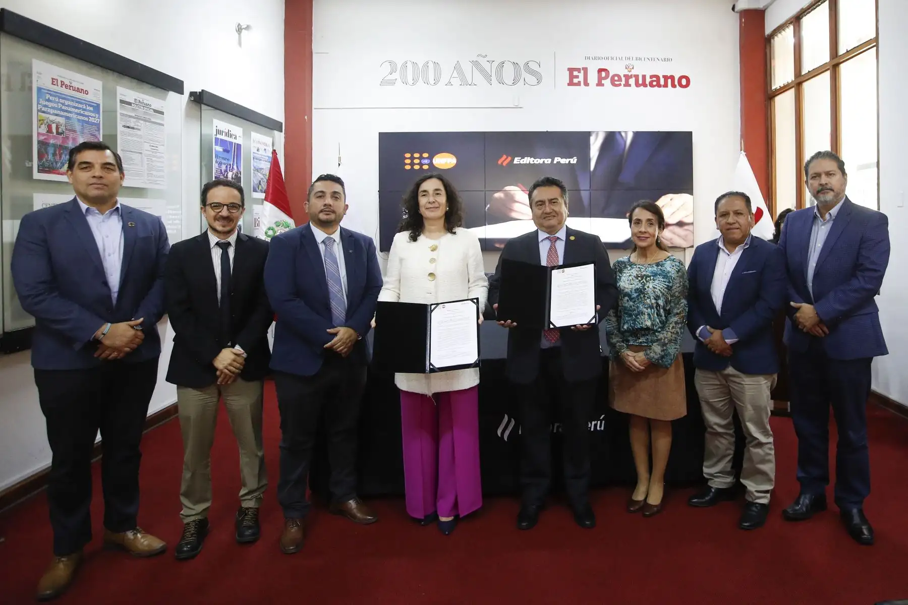 Félix Paz Quiroz, Gerente General de EDITORA PERÚ y América Arias Antón, Representante por el UNFPA, suscriben el Memorando de Entendimiento   con el propósito de fortalecer la difusión de temas de interés público vinculados a dinámicas poblacionales, la salud materna, la prevención de la violencia contra niñas, adolescentes y mujeres, así como otros temas de interés público.
Foto: ANDINA/ Eddy Ramos