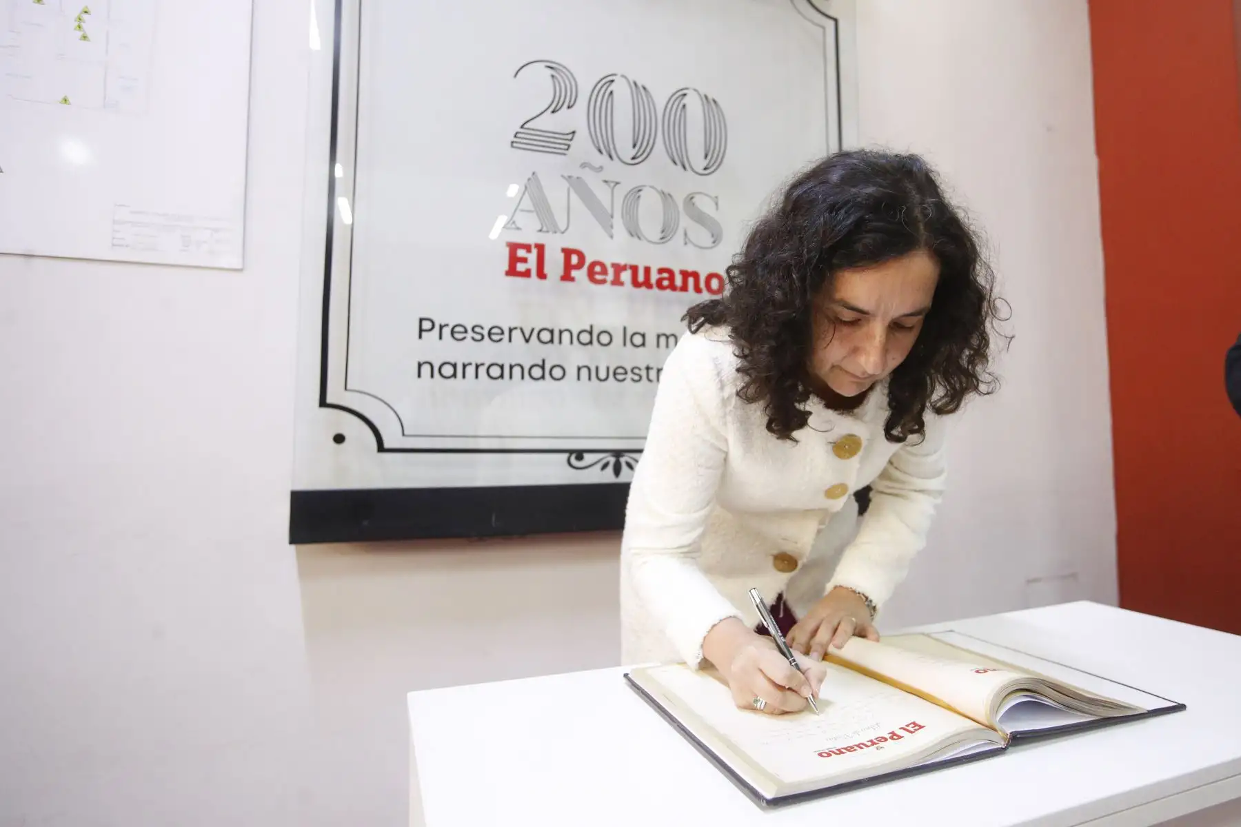 Félix Paz Quiroz, Gerente General de EDITORA PERÚ y América Arias Antón, Representante por el UNFPA, suscriben el Memorando de Entendimiento   con el propósito de fortalecer la difusión de temas de interés público vinculados a dinámicas poblacionales, la salud materna, la prevención de la violencia contra niñas, adolescentes y mujeres, así como otros temas de interés público.
Foto: ANDINA/ Eddy Ramos