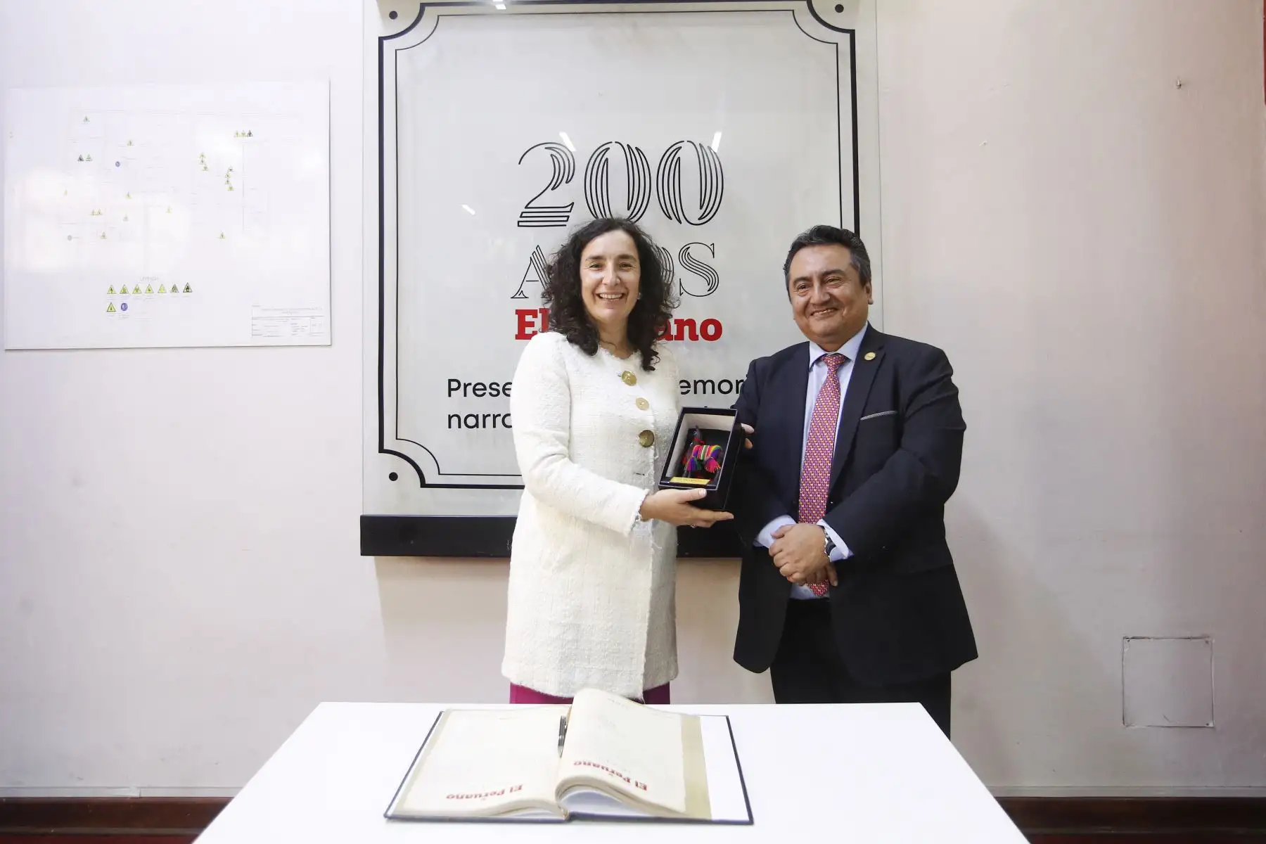 Félix Paz Quiroz, Gerente General de EDITORA PERÚ y América Arias Antón, Representante por el UNFPA, suscriben el Memorando de Entendimiento   con el propósito de fortalecer la difusión de temas de interés público vinculados a dinámicas poblacionales, la salud materna, la prevención de la violencia contra niñas, adolescentes y mujeres, así como otros temas de interés público.
Foto: ANDINA/ Eddy Ramos