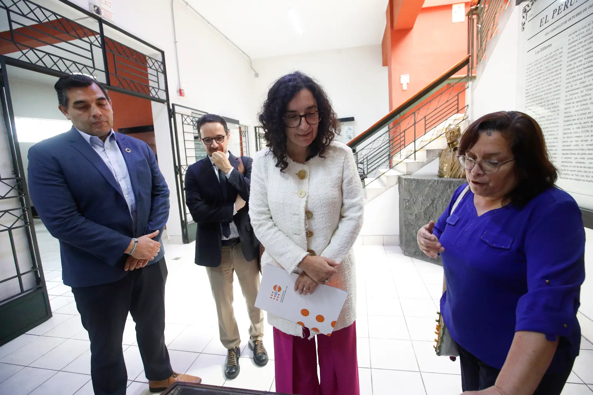 Félix Paz Quiroz, Gerente General de EDITORA PERÚ y América Arias Antón, Representante por el UNFPA, suscriben el Memorando de Entendimiento   con el propósito de fortalecer la difusión de temas de interés público vinculados a dinámicas poblacionales, la salud materna, la prevención de la violencia contra niñas, adolescentes y mujeres, así como otros temas de interés público.
Foto: ANDINA/ Eddy Ramos