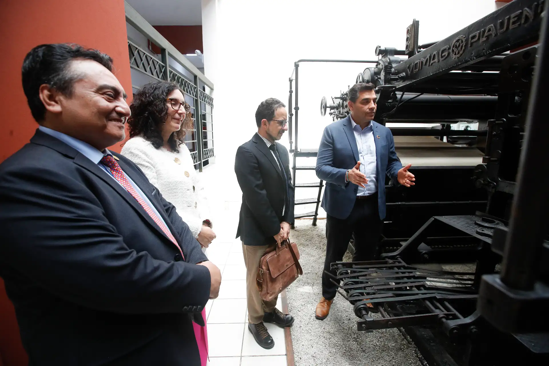 Félix Paz Quiroz, Gerente General de EDITORA PERÚ y América Arias Antón, Representante por el UNFPA, suscriben el Memorando de Entendimiento   con el propósito de fortalecer la difusión de temas de interés público vinculados a dinámicas poblacionales, la salud materna, la prevención de la violencia contra niñas, adolescentes y mujeres, así como otros temas de interés público.
Foto: ANDINA/ Eddy Ramos