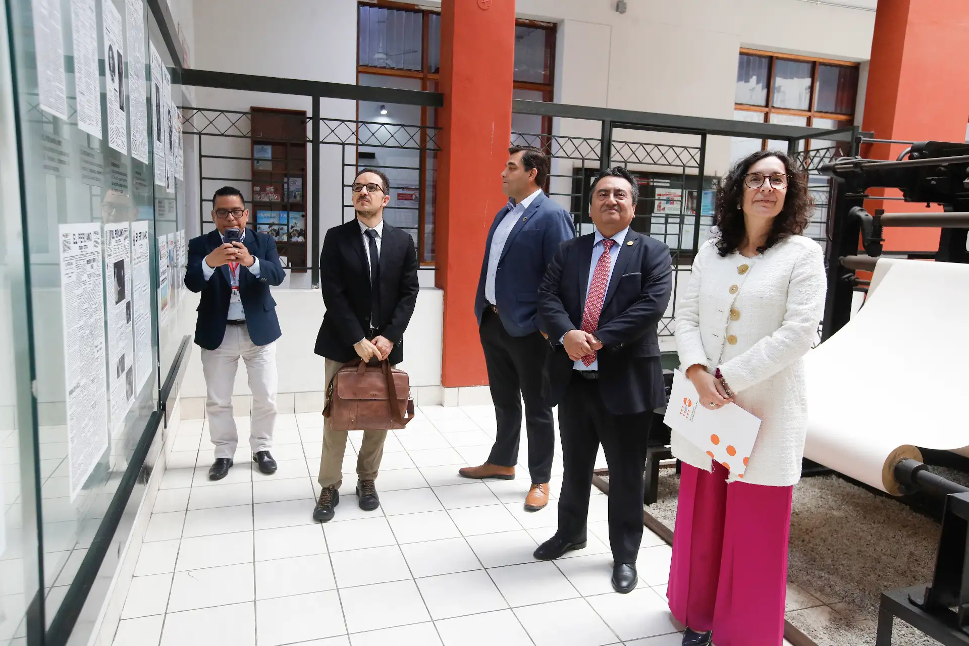 Félix Paz Quiroz, Gerente General de EDITORA PERÚ y América Arias Antón, Representante por el UNFPA, suscriben el Memorando de Entendimiento   con el propósito de fortalecer la difusión de temas de interés público vinculados a dinámicas poblacionales, la salud materna, la prevención de la violencia contra niñas, adolescentes y mujeres, así como otros temas de interés público.
Foto: ANDINA/ Eddy Ramos