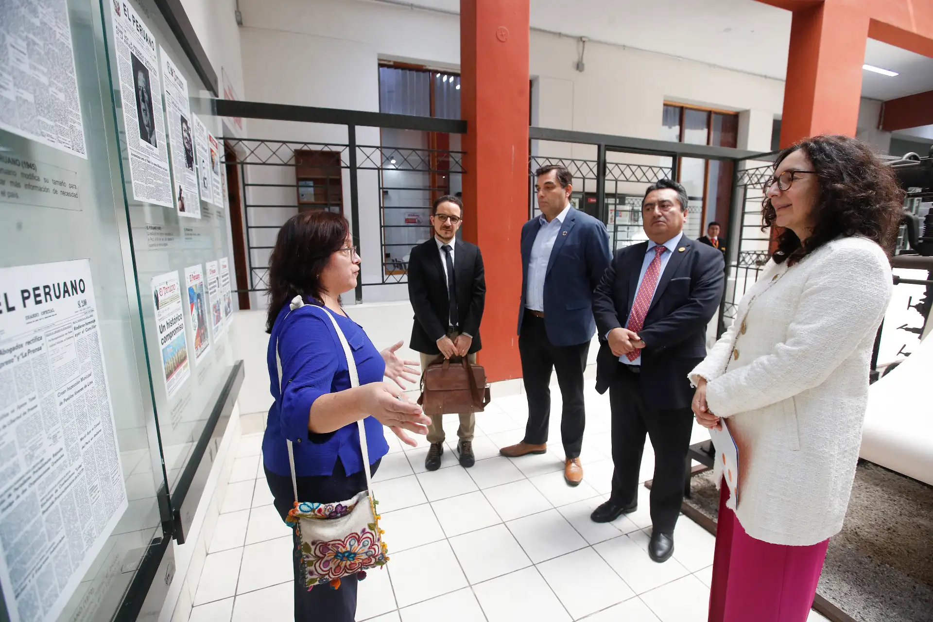 Félix Paz Quiroz, Gerente General de EDITORA PERÚ y América Arias Antón, Representante por el UNFPA, suscriben el Memorando de Entendimiento   con el propósito de fortalecer la difusión de temas de interés público vinculados a dinámicas poblacionales, la salud materna, la prevención de la violencia contra niñas, adolescentes y mujeres, así como otros temas de interés público.
Foto: ANDINA/ Eddy Ramos