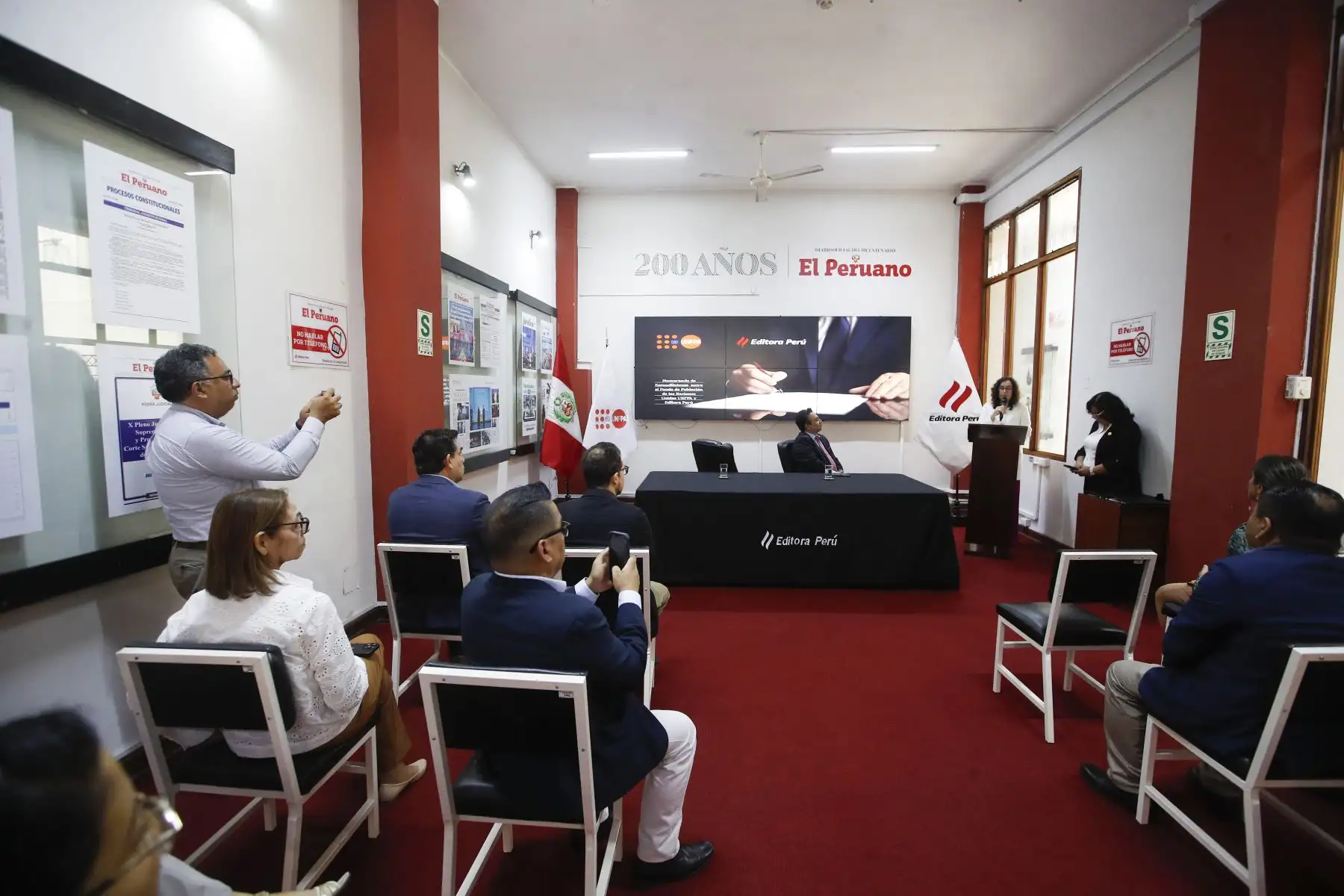 Félix Paz Quiroz, Gerente General de EDITORA PERÚ y América Arias Antón, Representante por el UNFPA, suscriben el Memorando de Entendimiento   con el propósito de fortalecer la difusión de temas de interés público vinculados a dinámicas poblacionales, la salud materna, la prevención de la violencia contra niñas, adolescentes y mujeres, así como otros temas de interés público.
Foto: ANDINA/ Eddy Ramos