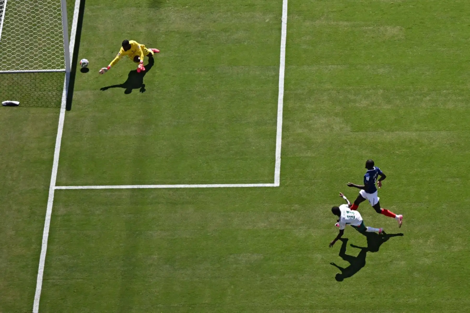 El portero francés Mike Maignan (izq.), número 16, observa el balón durante el partido de fútbol del Grupo I de la Copa Mundial de 2026 entre Francia y Senegal en el estadio New York/New Jersey en East Rutherford el 16 de junio de 2026. (Foto de Jewel SAMAD / AFP)