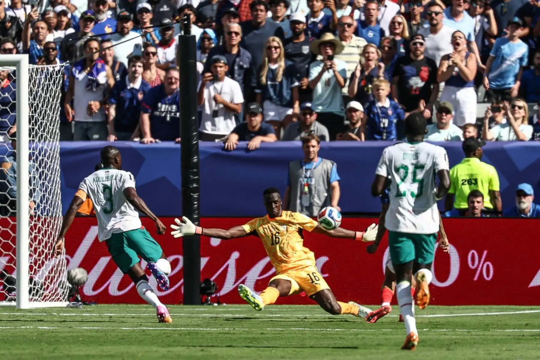 El portero senegalés número 16, Edouard Mendy, encaja un gol durante el partido de fútbol del Grupo I del Mundial de 2026 entre Francia y Senegal en el estadio New York/New Jersey en East Rutherford el 16 de junio de 2026. (Foto de FRANCK FIFE / AFP)