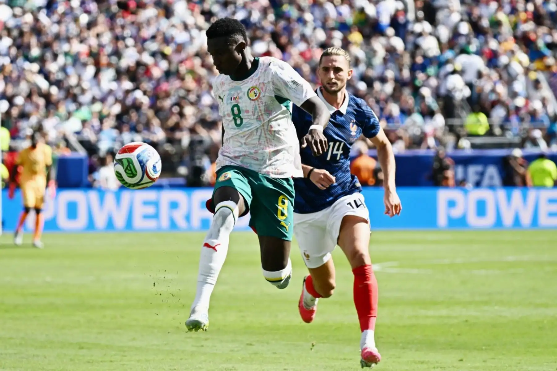 El centrocampista senegalés Lamine Camara (n.º 08) y el centrocampista francés Adrien Rabiot (n.º 14) luchan por el balón durante el partido de fútbol del Grupo I del Mundial de 2026 entre Francia y Senegal en el estadio New York/New Jersey de East Rutherford, el 16 de junio de 2026. (Foto de Jewel SAMAD / AFP)