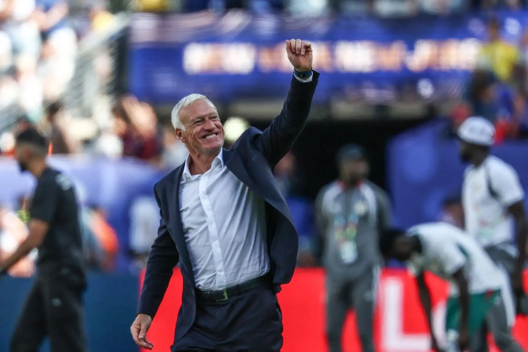El seleccionador francés, Didier Deschamps, celebra la victoria en el partido de la fase de grupos del Mundial de 2026 entre Francia y Senegal, disputado en el estadio New York/New Jersey de East Rutherford el 16 de junio de 2026. (Foto de FRANCK FIFE / AFP)