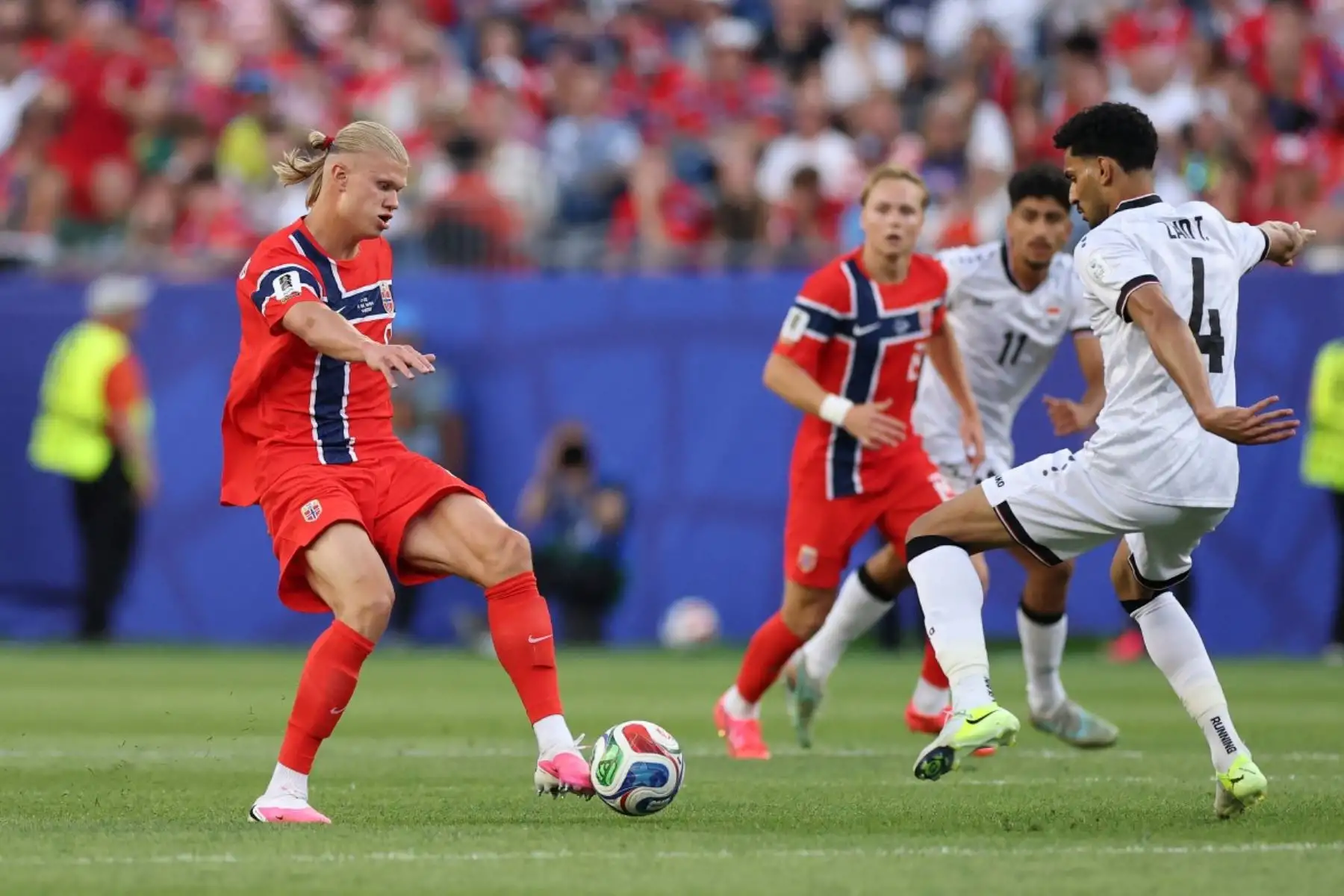 Erling Haaland #9 de Noruega controla el balón bajo la presión de Zaid Tahseen #4 de Irak durante el partido del Grupo I de la Copa Mundial de la FIFA 2026 entre Irak y Noruega en el Boston Stadium el 16 de junio de 2026 en Foxborough, Massachusetts.