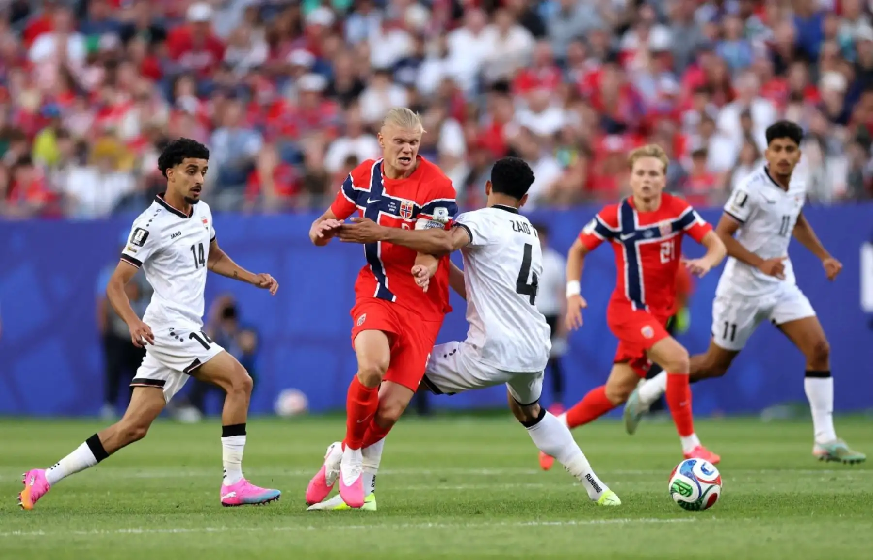 Erling Haaland #9 de Noruega es desafiado por Zaid Tahseen #4 de Irak durante el partido del Grupo I de la Copa Mundial de la FIFA 2026 entre Irak y Noruega en el Boston Stadium el 16 de junio de 2026 en Foxborough, Massachusetts. Foto: AFP