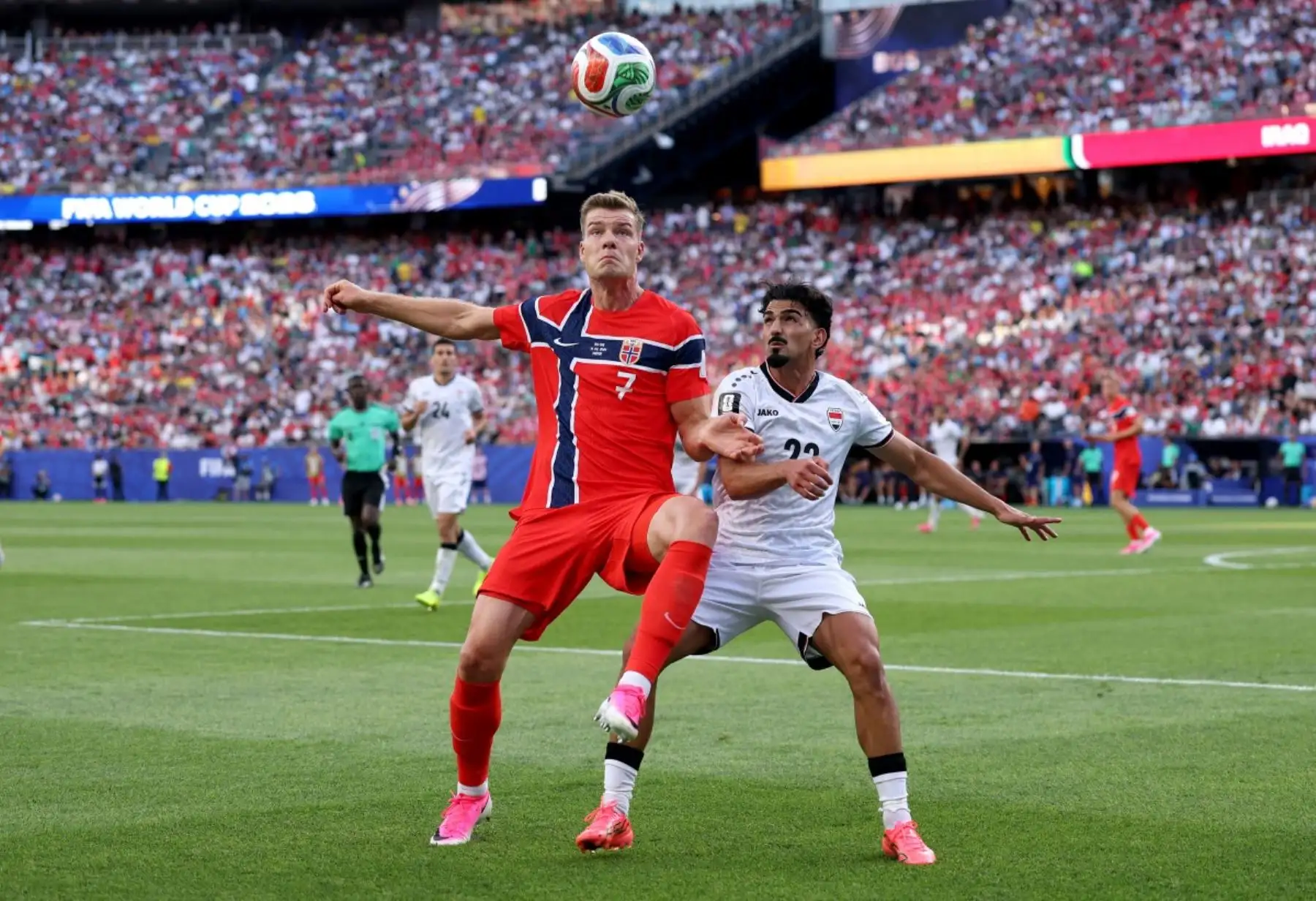 Alexander Sorloth #7 de Noruega es desafiado por Merchas Doski #23 de Irak durante el partido del Grupo I de la Copa Mundial de la FIFA 2026 entre Irak y Noruega en el Boston Stadium el 16 de junio de 2026 en Foxborough, Massachusetts. Foto: AFP