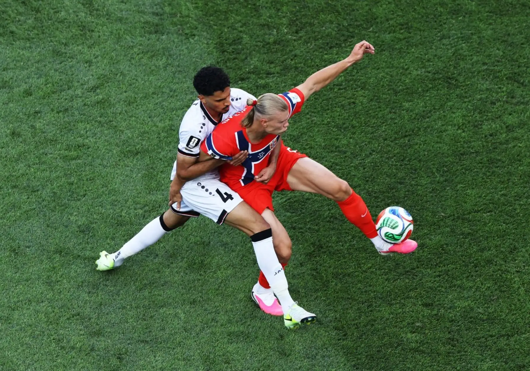 Erling Haaland #9 de Noruega es desafiado por Zaid Tahseen #4 de Irak durante el partido del Grupo I de la Copa Mundial de la FIFA 2026 entre Irak y Noruega en el Boston Stadium el 16 de junio de 2026 en Foxborough, Massachusetts. Foto: AFP