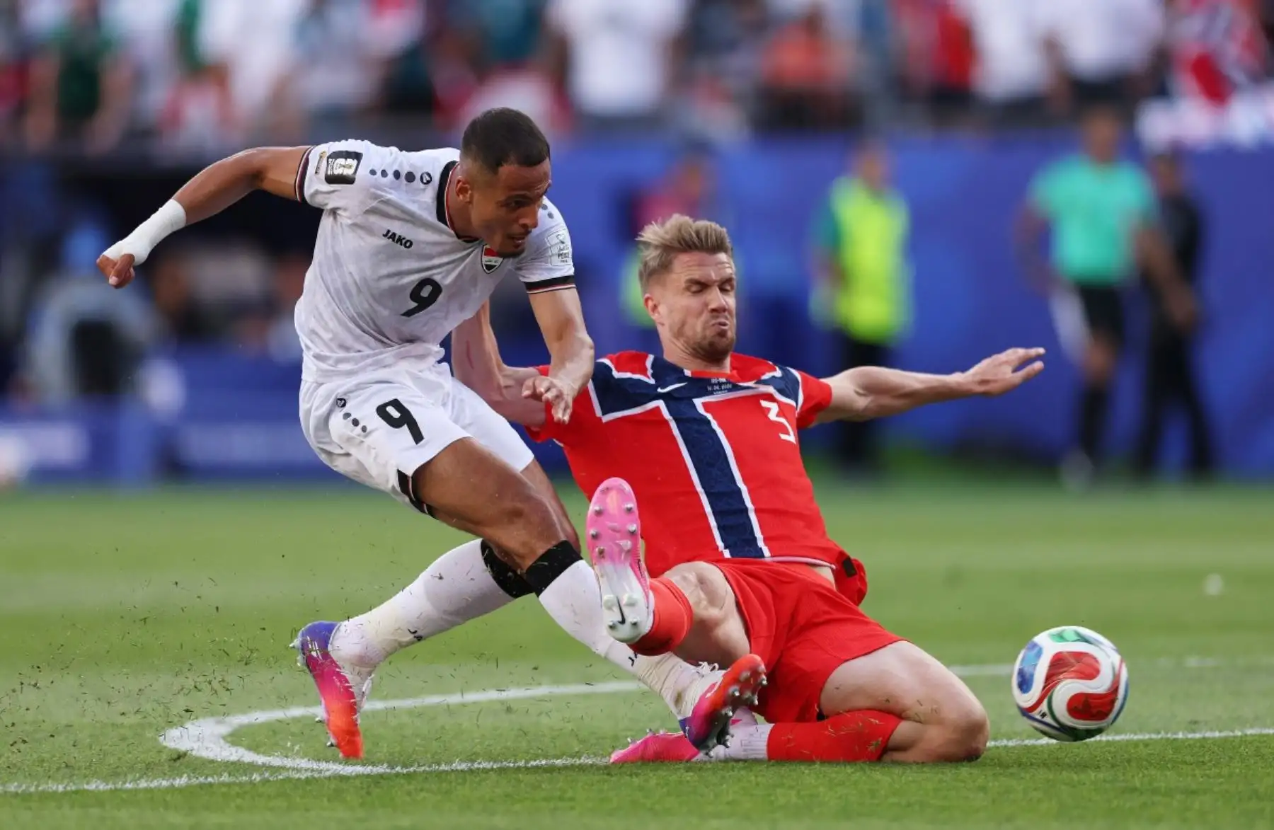 Ali Alhamadi #9 de Irak dispara y falla una oportunidad ante Kristoffer Ajer #3 de Noruega durante el partido del Grupo I de la Copa Mundial de la FIFA 2026 entre Irak y Noruega en el Boston Stadium el 16 de junio de 2026 en Foxborough, Massachusetts. Foto: AFP