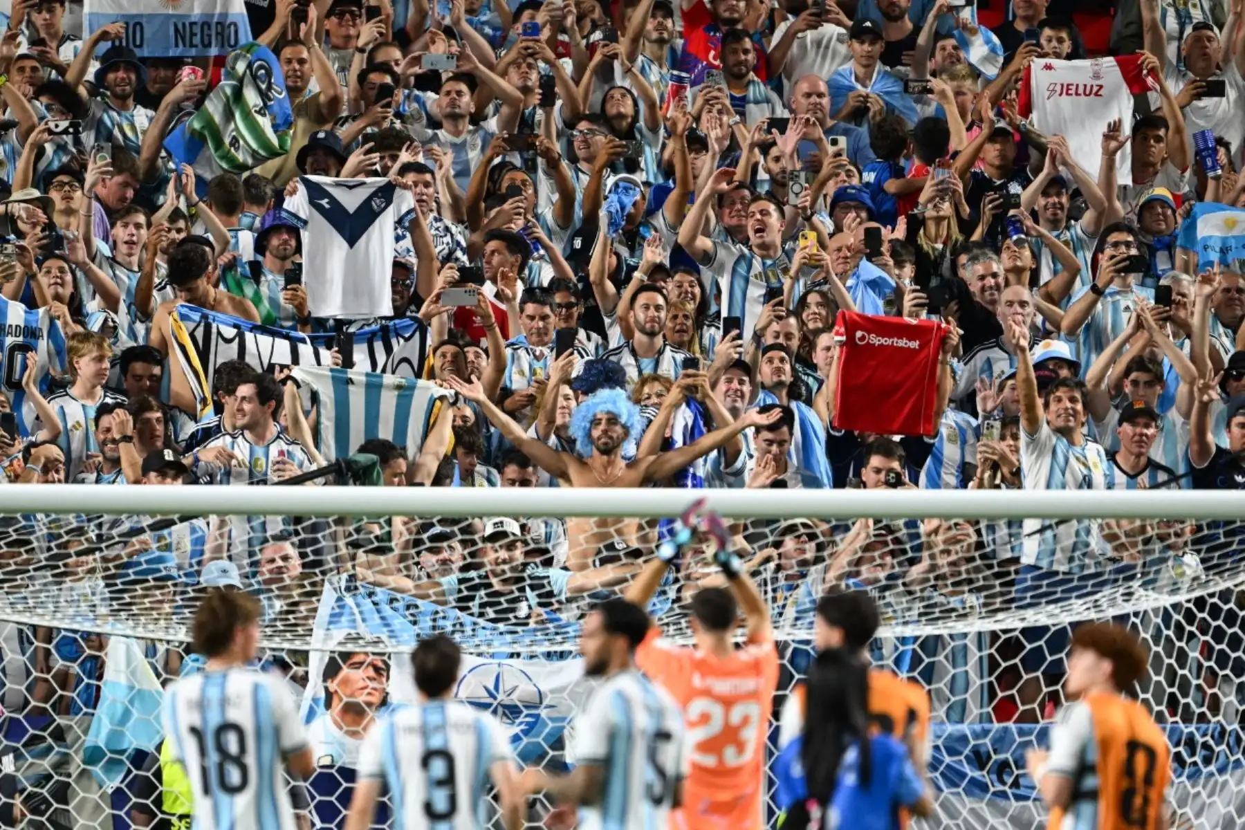 Los jugadores argentinos celebran frente a los aficionados tras ganar el partido de fútbol del Grupo J del Mundial 2026 entre Argentina y Argelia en el Estadio de Kansas City, en Kansas City, el 16 de junio de 2026. (Foto de ROBERTO SCHMIDT / AFP)