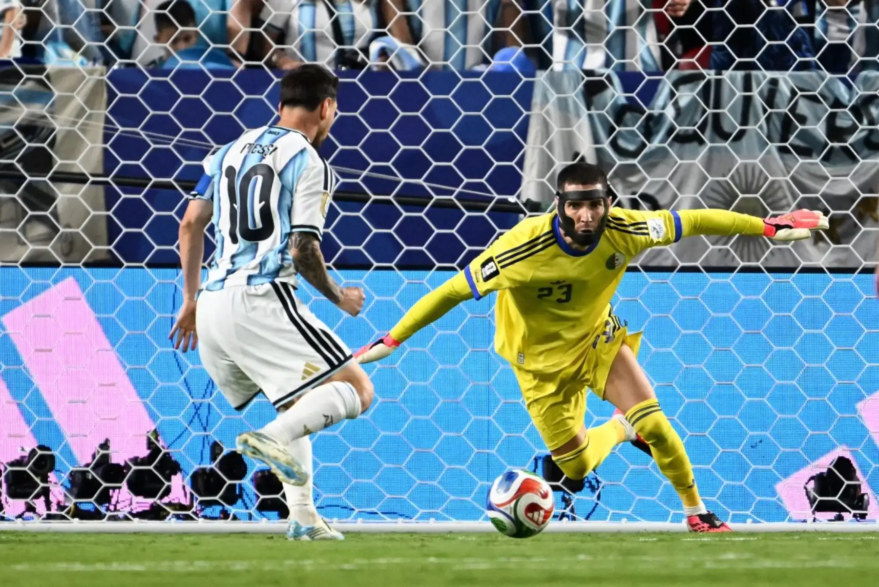 El delantero argentino Lionel Messi, número 10, dispara y anota el segundo gol de su equipo durante el partido de fútbol del Grupo J del Mundial 2026 entre Argentina y Argelia en el Estadio de Kansas City, el 16 de junio de 2026. (Foto de ROBERTO SCHMIDT / AFP)