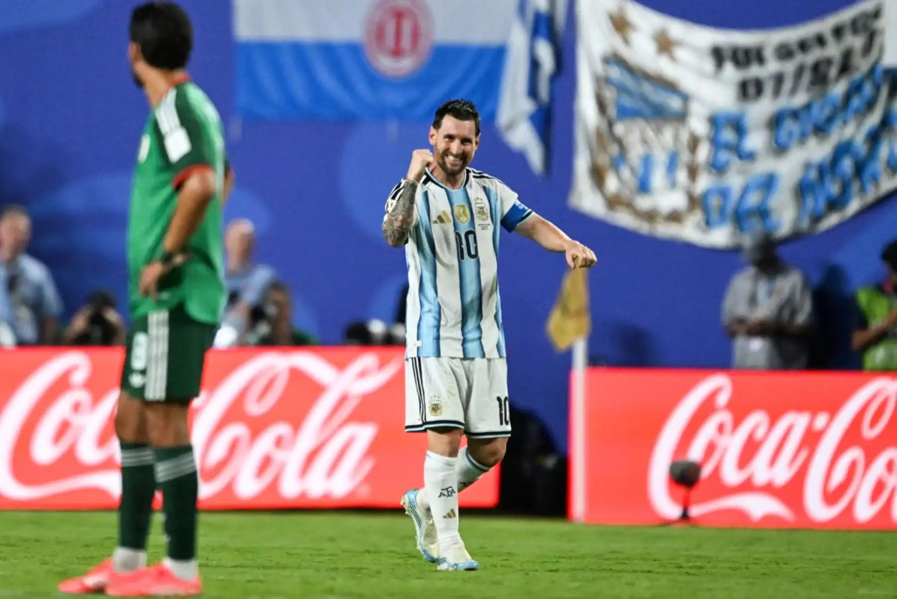El delantero argentino Lionel Messi, número 10, celebra el tercer gol de su equipo durante el partido de fútbol del Grupo J del Mundial 2026 entre Argentina y Argelia en el Estadio de Kansas City, el 16 de junio de 2026. (Foto de ROBERTO SCHMIDT / AFP)