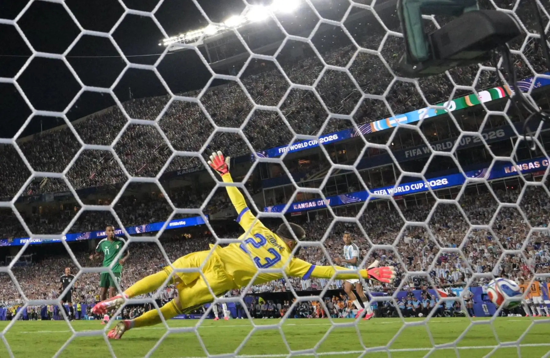 El delantero argentino Lionel Messi (no visible en la imagen) anota el tercer gol de su equipo durante el partido de fútbol del Grupo J del Mundial 2026 entre Argentina y Argelia en el Estadio de Kansas City, el 16 de junio de 2026. (Foto de JUAN MABROMATA / AFP)