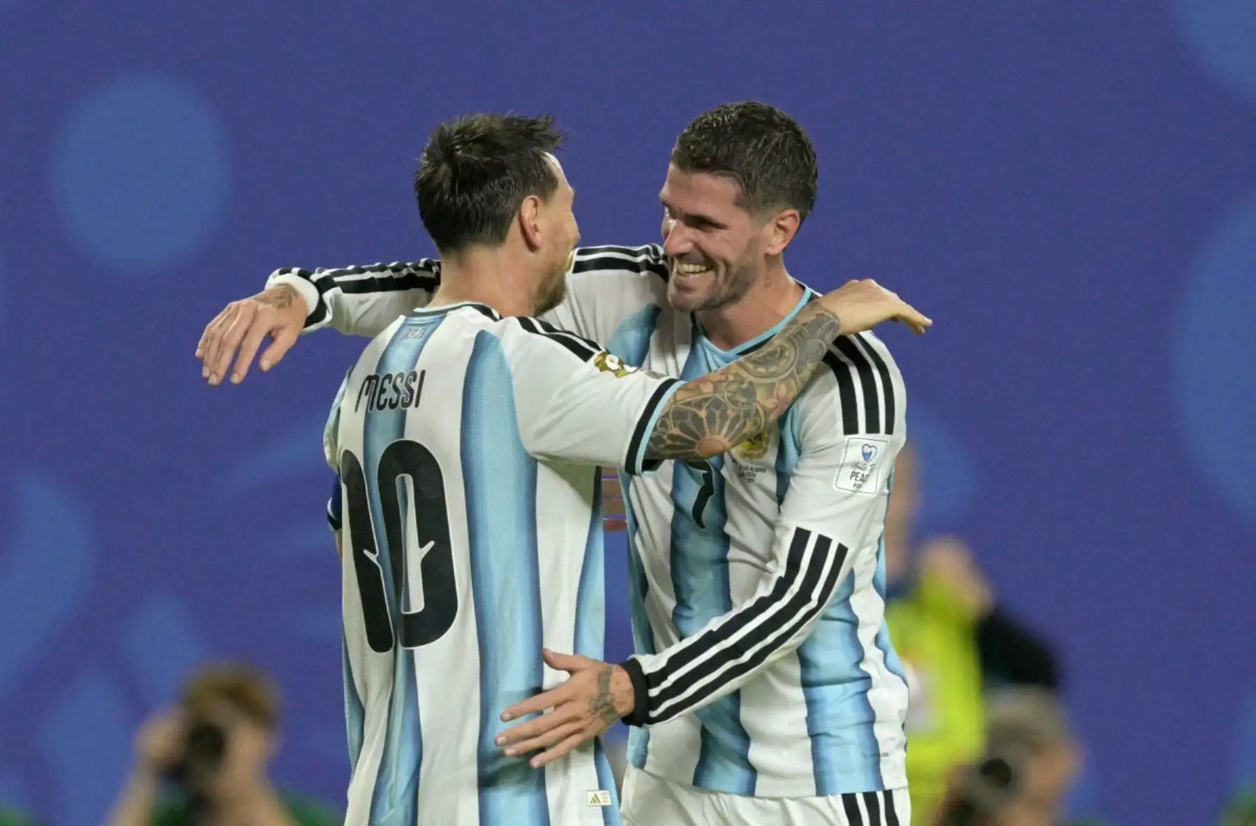 El delantero argentino Lionel Messi, número 10, celebra con su compañero, el centrocampista Rodrigo De Paul, número 7, el tercer gol de su equipo durante el partido de fútbol del Grupo J de la Copa Mundial 2026 entre Argentina y Argelia en el Estadio de Kansas City, el 16 de junio de 2026. (Foto de JUAN MABROMATA / AFP)
