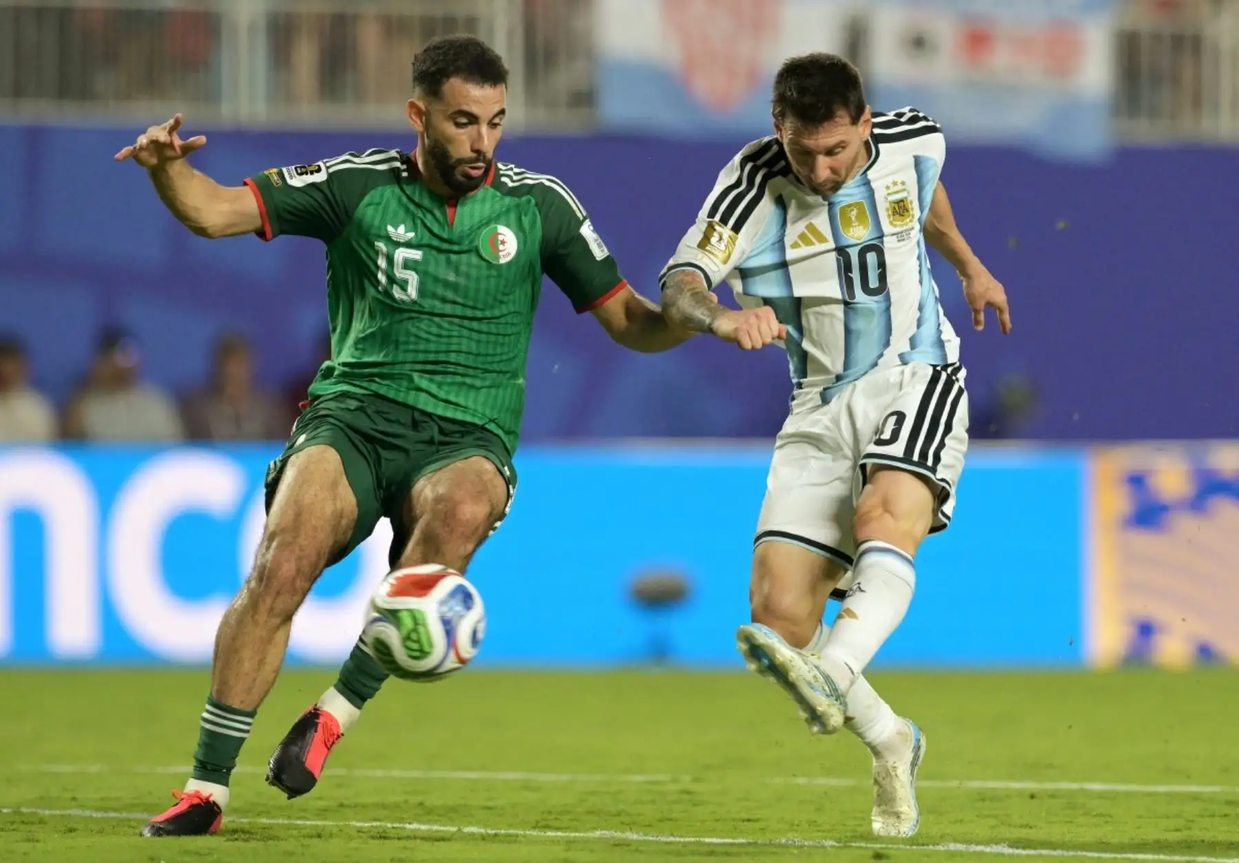 El delantero argentino Lionel Messi, número 10 del ranking, dispara y anota el tercer gol de su equipo junto al defensa argelino Rayan Ait-Nouri, número 15, durante el partido de fútbol del Grupo J del Mundial 2026 entre Argentina y Argelia en el Estadio de Kansas City, el 16 de junio de 2026. (Foto de JUAN MABROMATA / AFP)