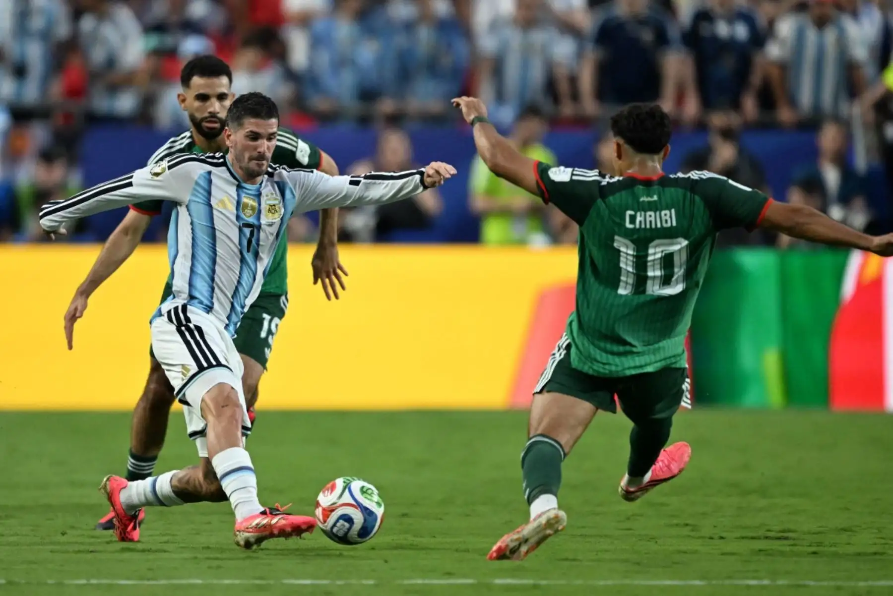 El centrocampista argentino Rodrigo De Paul (n.º 07) y el centrocampista argelino Fares Chaibi (n.º 10) luchan por el balón durante el partido de fútbol del Grupo J del Mundial 2026 entre Argentina y Argelia en el Estadio de Kansas City, el 16 de junio de 2026. (Foto de ROBERTO SCHMIDT / AFP)
