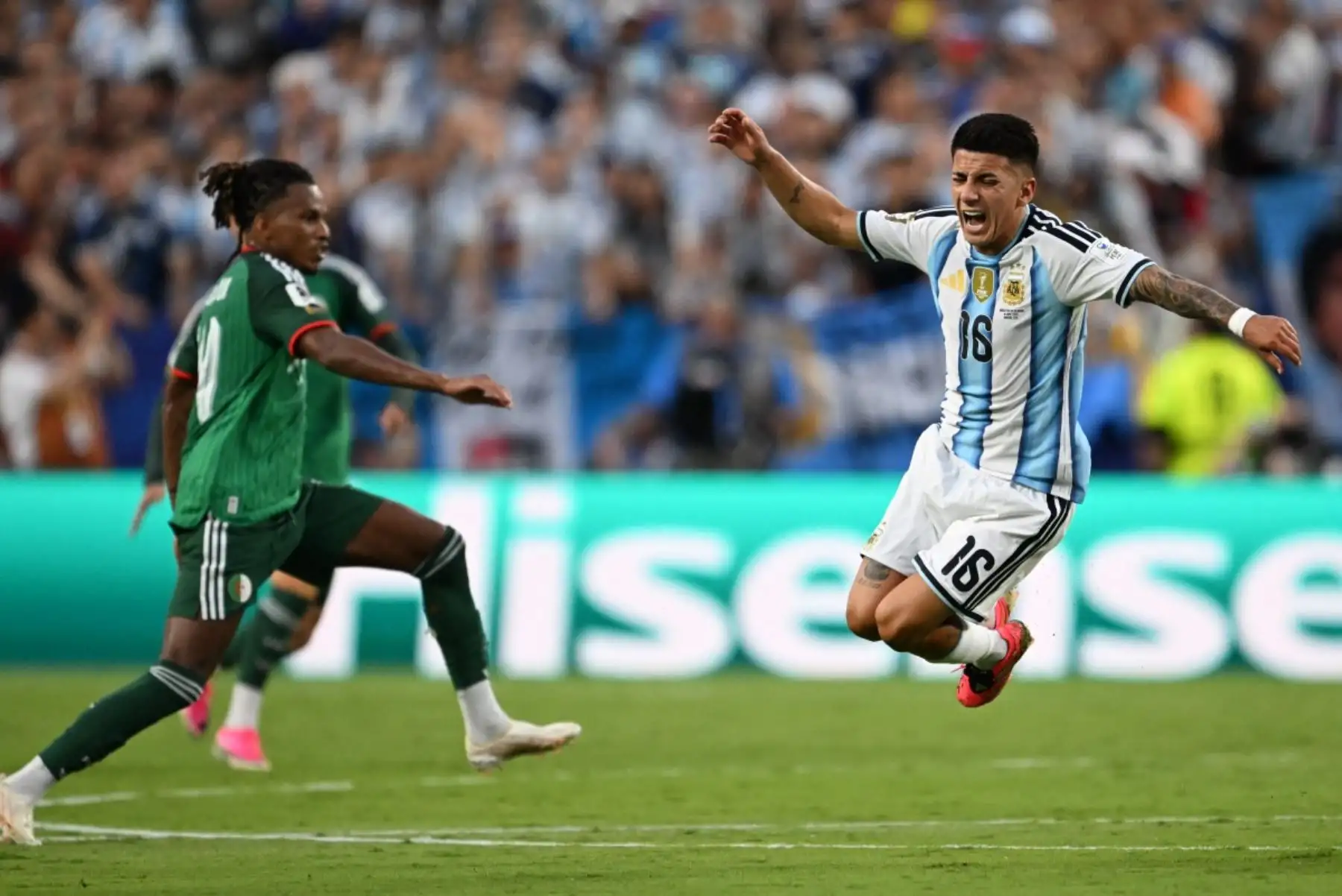 El delantero argentino Thiago Almada, número 16, reacciona tras caer durante el partido de fútbol del Grupo J del Mundial 2026 entre Argentina y Argelia en el Estadio de Kansas City, el 16 de junio de 2026. (Foto de ROBERTO SCHMIDT / AFP)