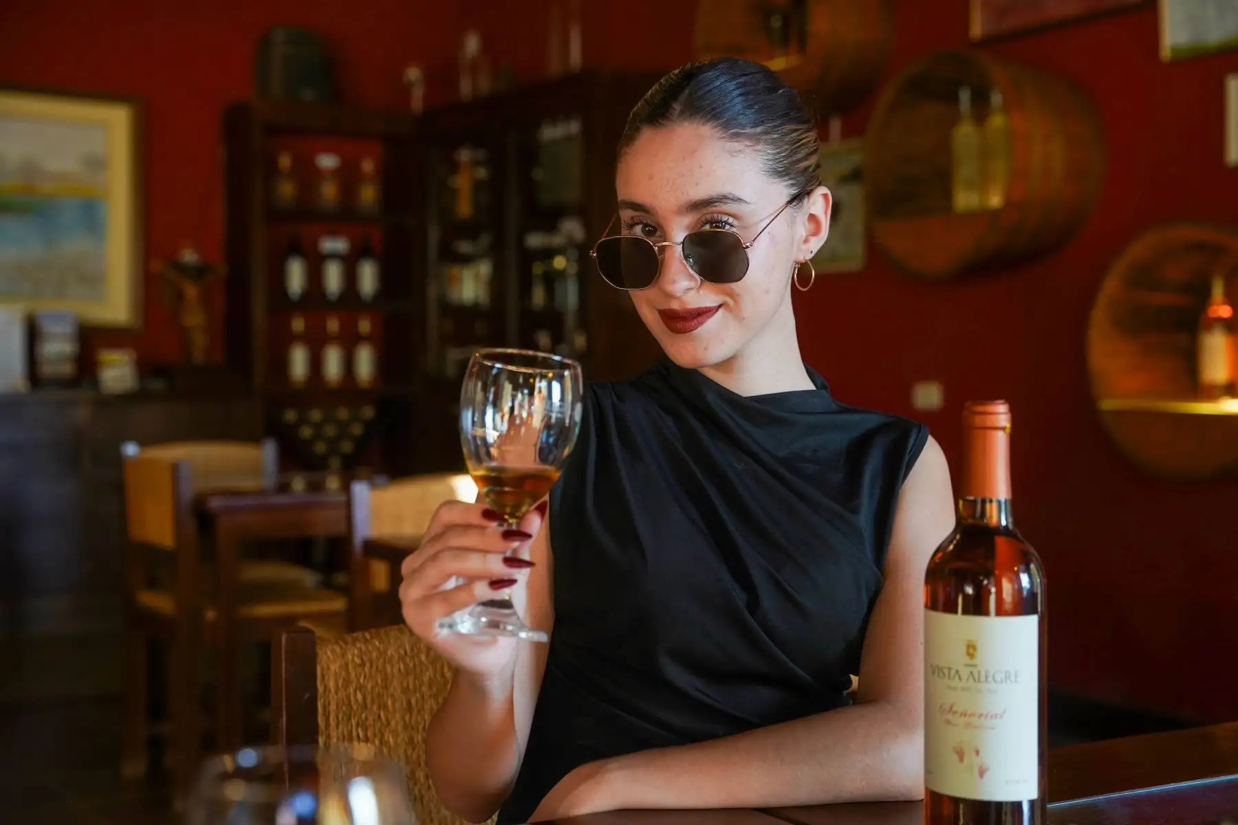 Las bodegas y viñedos de Ica ofrecen recorridos turísticos que incluyen catas de vinos y piscos, además de información sobre su proceso de elaboración. Foto: ANDINA/Genry Bautista.