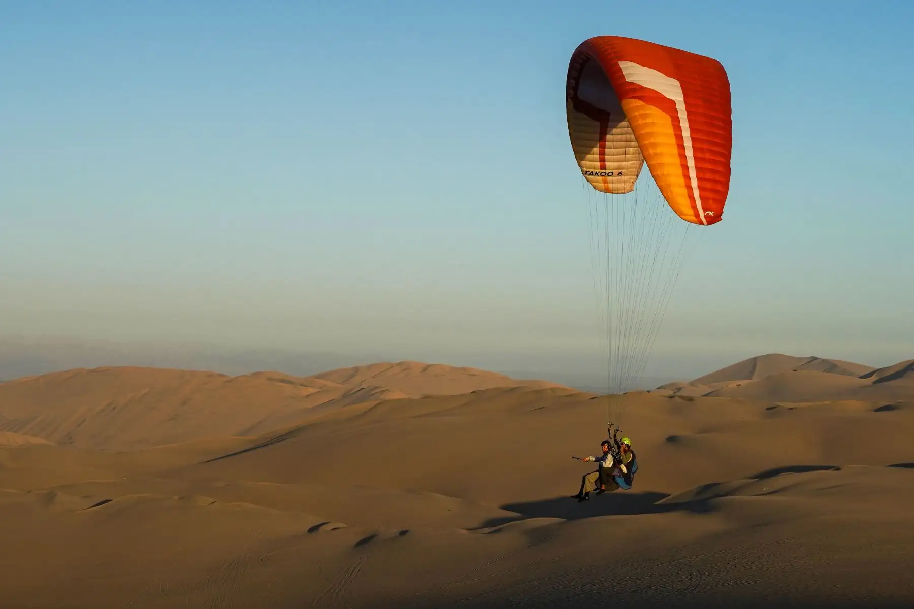 Los vuelos en parapente forman parte de las actividades de aventura que se desarrollan en las dunas del desierto iqueño. Foto: ANDINA/Genry Bautista.