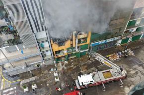 El siniestro, catalogado como incendio de código 3, movilizó a un total de 13 unidades del Cuerpo General de Bomberos Voluntarios del Perú. Foto: ANDINA/Juan Carlos Guzmán