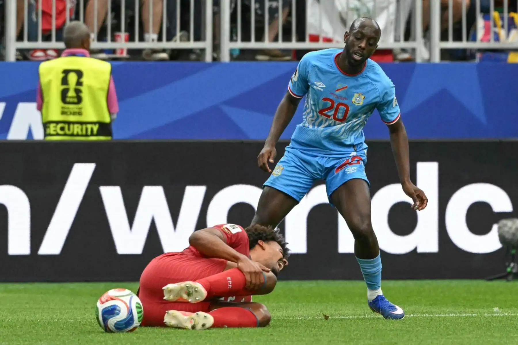 Un jugador portugués quedó tendido en el campo durante el encuentro ante República Democrática del Congo, que finalizó empatado 1-1. Foto: ANDINA/AFP.