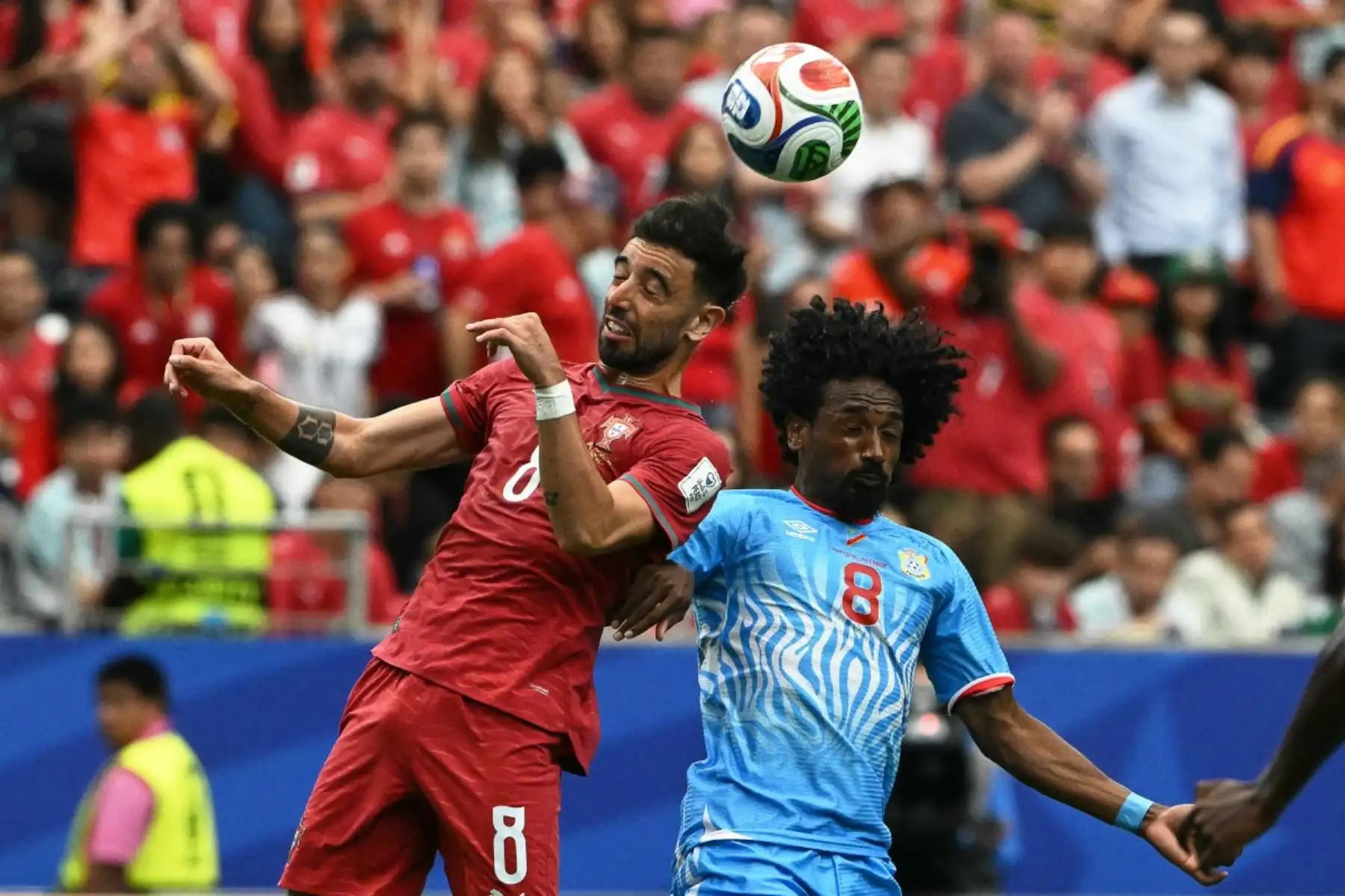 Jugadores de Portugal y República Democrática del Congo disputaron una acción del partido que terminó igualado 1-1 en el Mundial 2026. Foto: ANDINA/AFP.