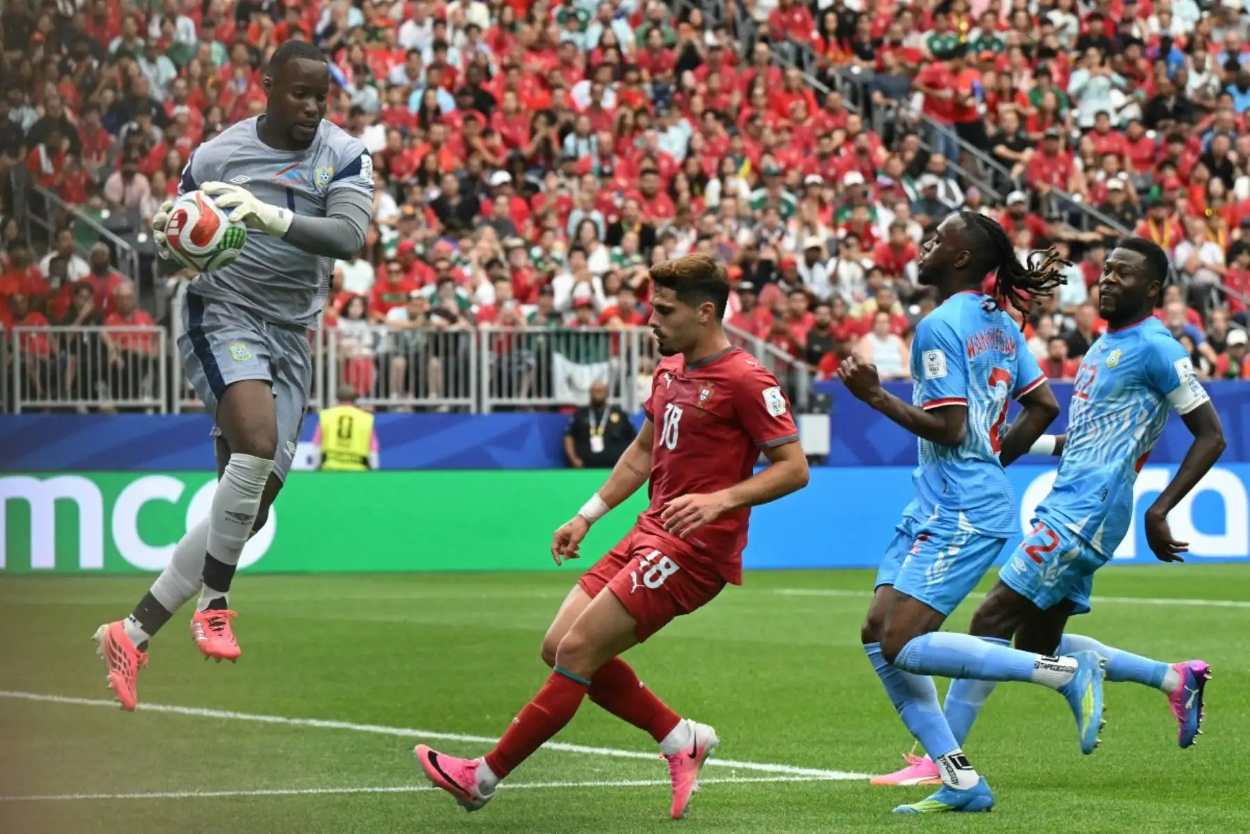 La selección de Portugal buscó generar peligro ante República Democrática del Congo durante el empate 1-1 por el Mundial 2026. Foto: ANDINA/AFP.