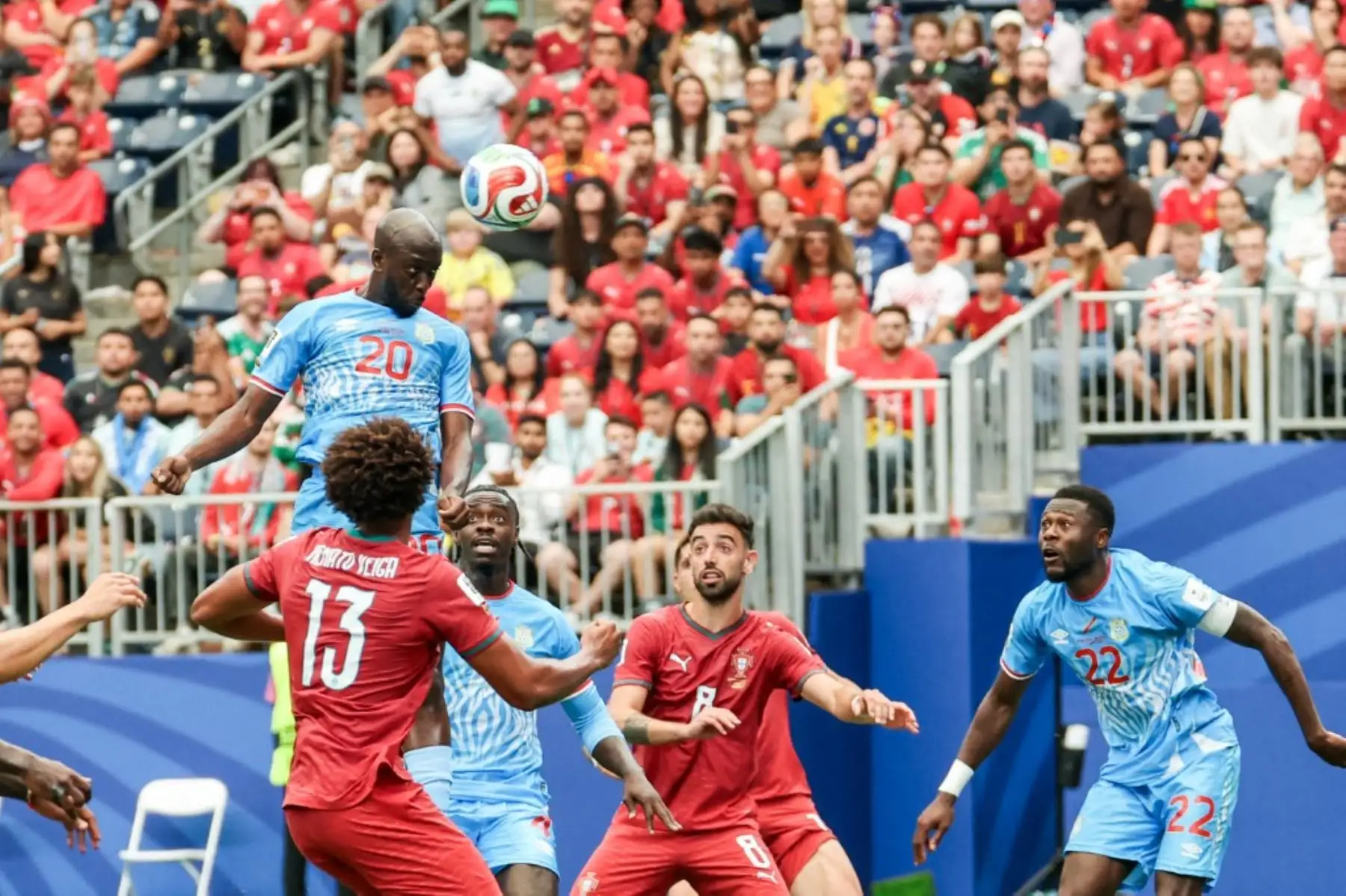 Jugadores de Portugal y República Democrática del Congo disputaron el balón durante el partido por el Mundial 2026, que terminó empatado 1-1. Foto: ANDINA/AFP.