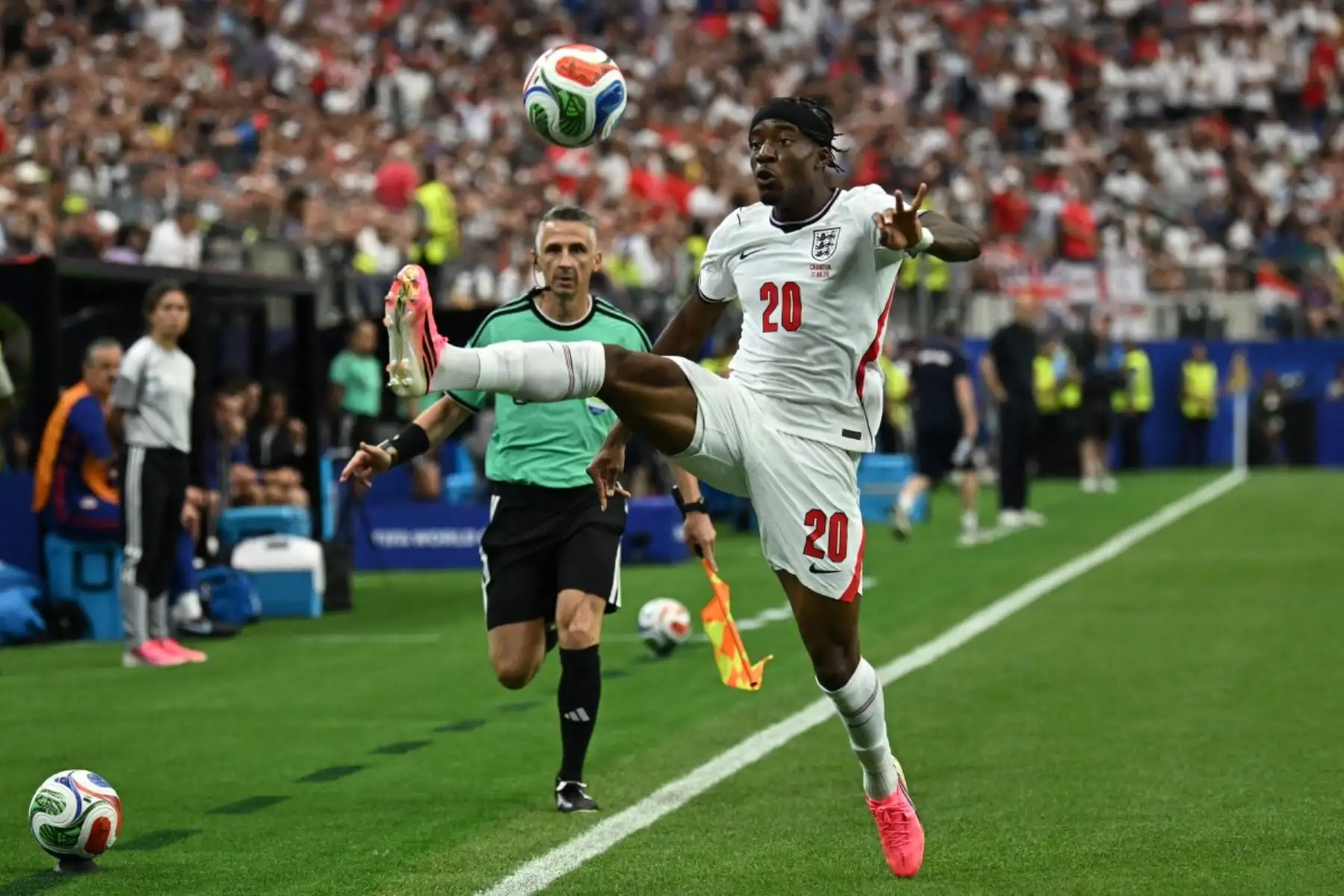 El delantero ingles  Noni Madueke, controla el balón durante el partido de fútbol del Grupo L de la Copa Mundial de 2026 entre Inglaterra y Croacia.  Foto: AFP