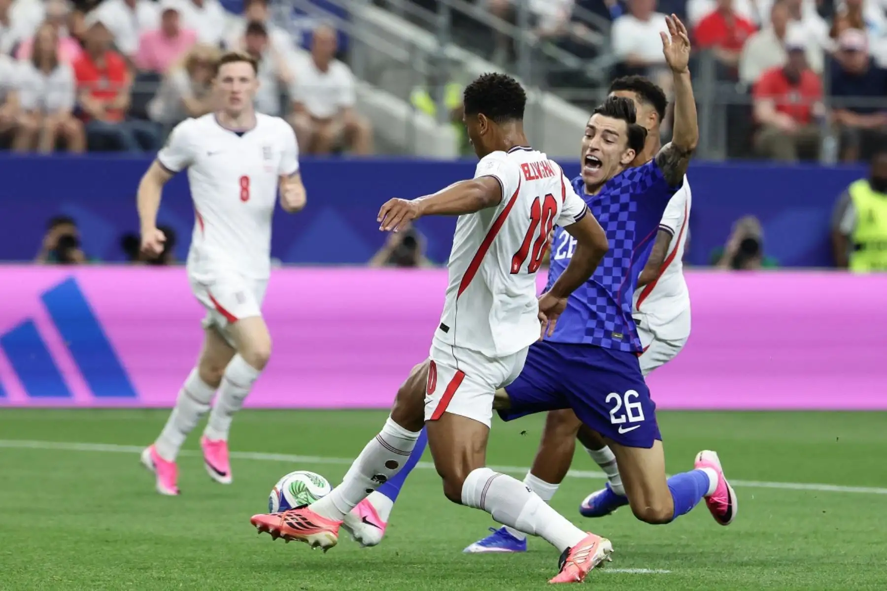 El centrocampista inglés Jude Bellingham  y el delantero croata Peter Musa luchan por el balón durante el partido de fútbol del Grupo L de la Copa Mundial de 2026 entre Inglaterra y Croacia. AFP