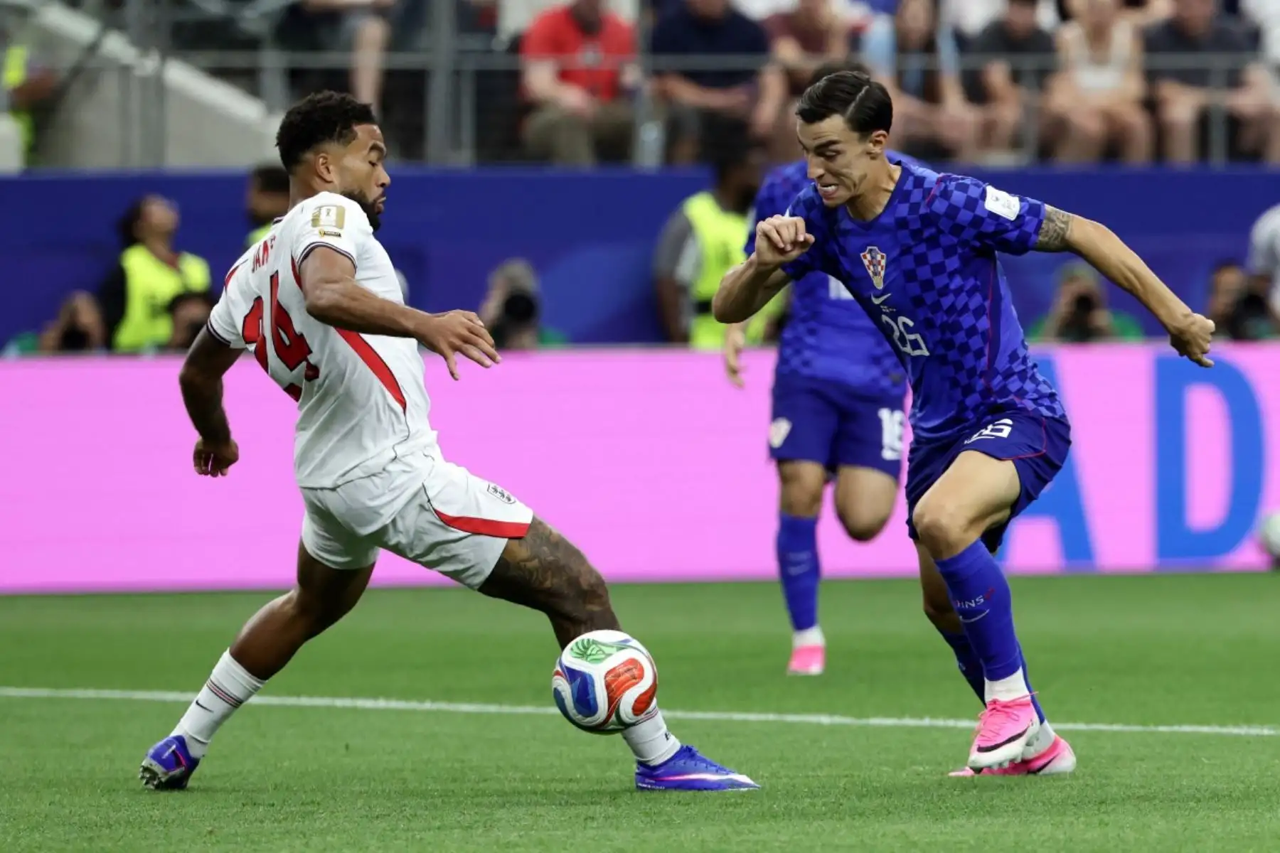 El defensa inglés , Reece James y el delantero croata  Petar Musa, luchan por el balón durante el partido de fútbol del Grupo L de la Copa Mundial 2026 entre Inglaterra y Croacia. AFP
