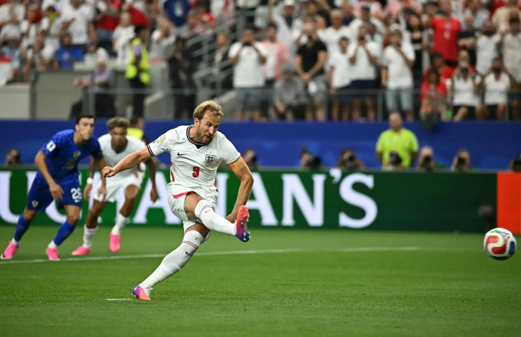 El delantero inglés Harry Kane,  dispara y anota un penalti repetido durante el partido de fútbol del Grupo L de la Copa Mundial de 2026 entre Inglaterra y Croacia. AFP