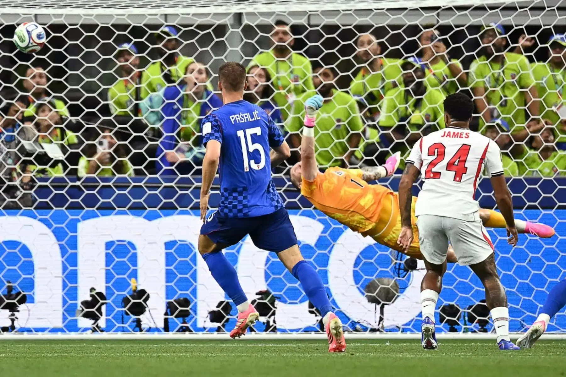 El portero de Inglaterra, Jordan Pickford  se lanza y concede el primer gol de Croacia durante el partido de fútbol del Grupo L de la Copa Mundial 2026 entre Inglaterra y Croacia. AFP