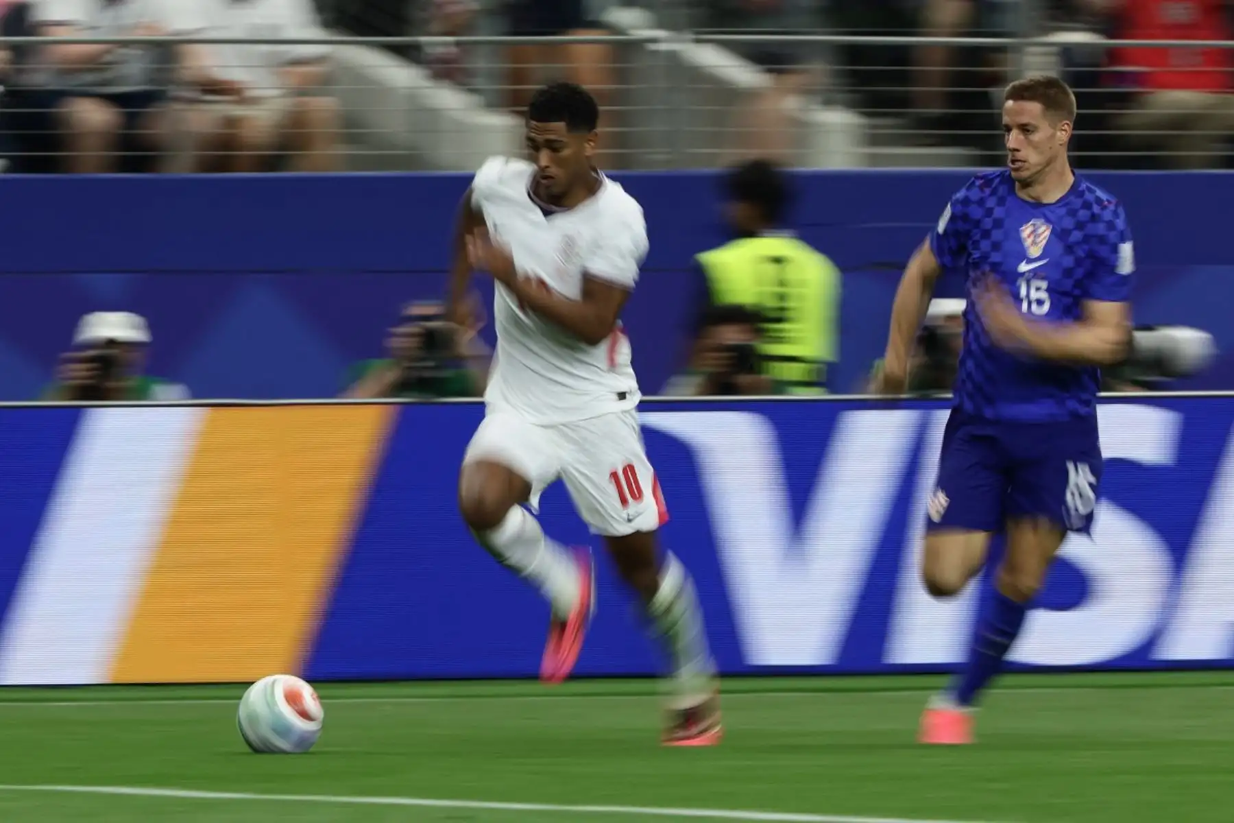 El centrocampista inglés Jude Bellingham  disputa el balón con el centrocampista croata Mario Pasalic durante el partido de fútbol del Grupo L del Mundial 2026 entre Inglaterra y Croacia. Foto: AFP