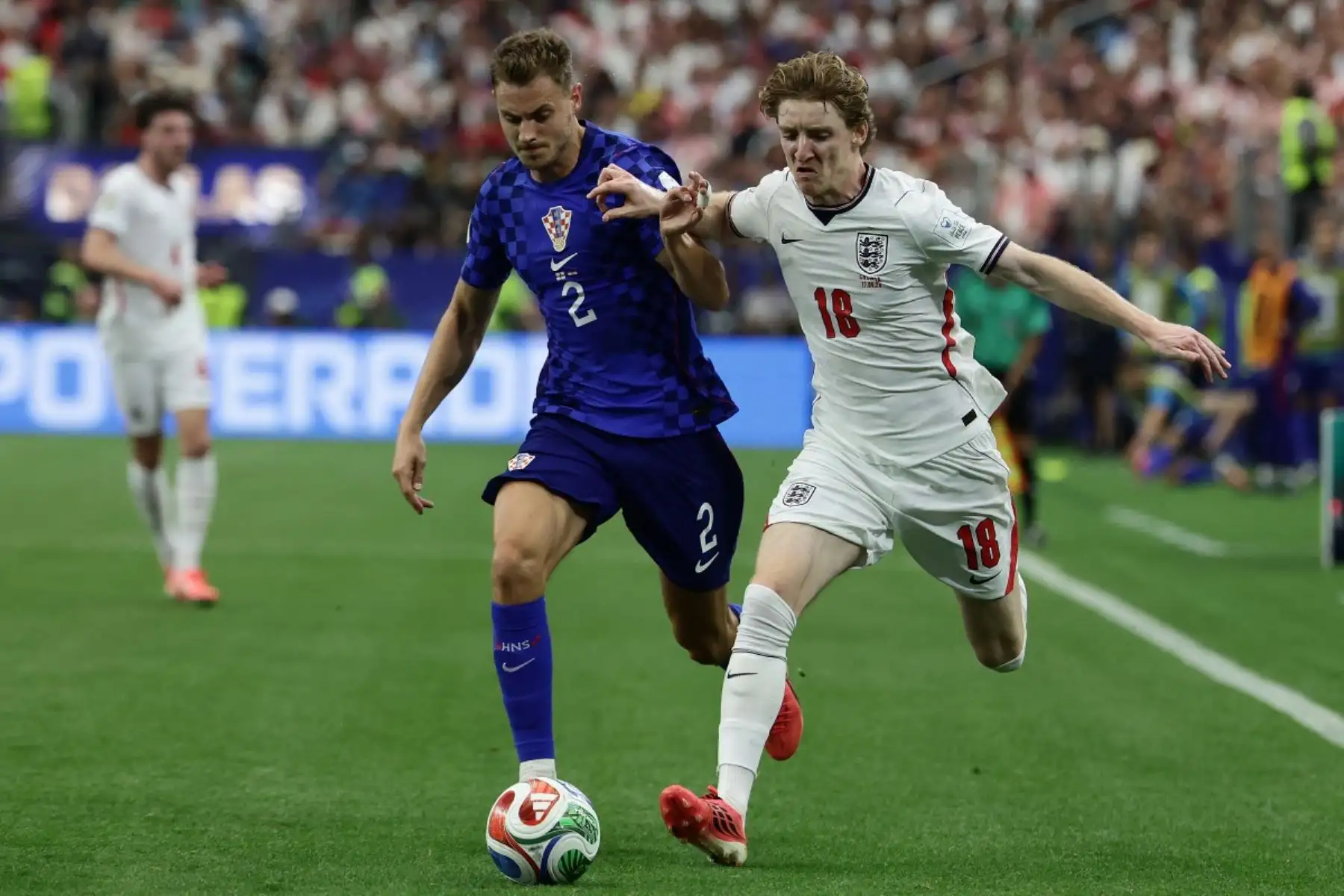 El defensa croata Josip Stanisic  y el delantero inglés Anthony Gordon  luchan por el balón durante el partido de fútbol del Grupo L de la Copa Mundial de 2026 entre Inglaterra y Croacia. Foto: AFP