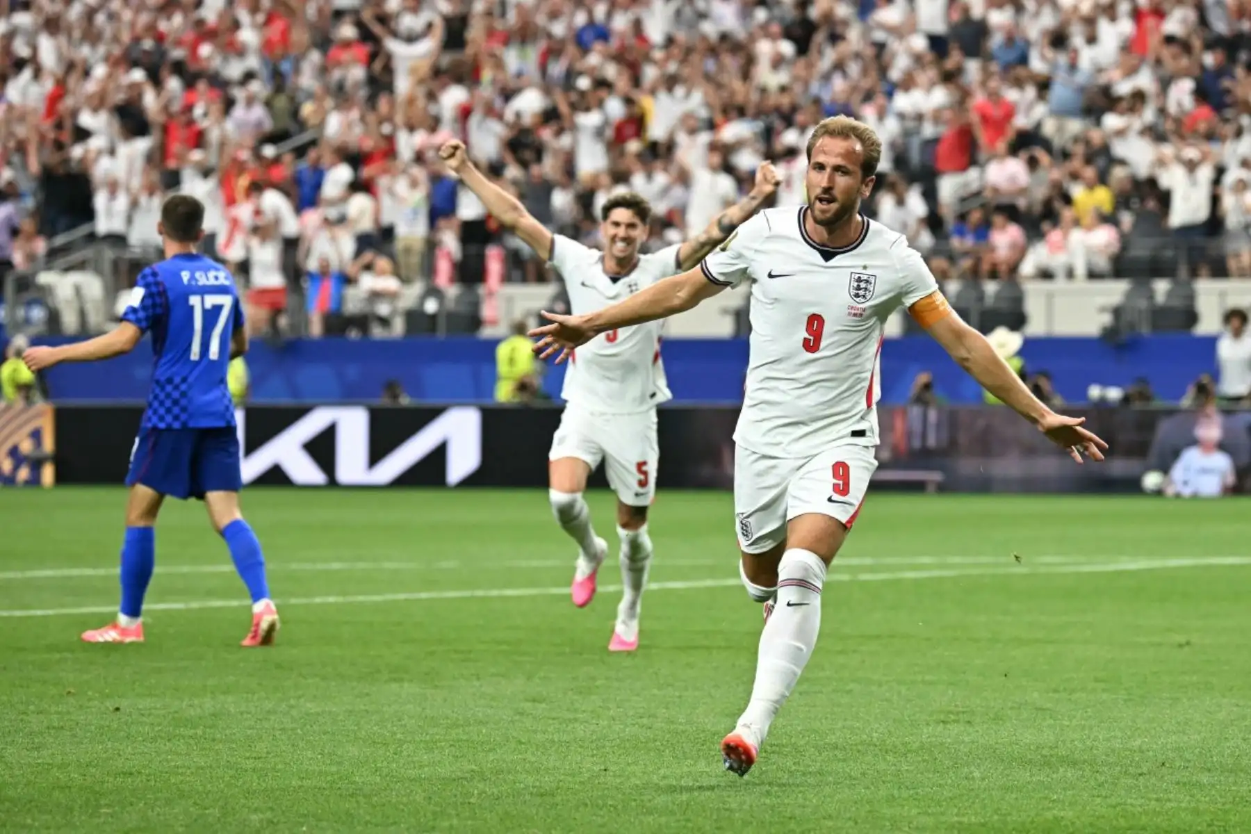 El delantero inglés Harry Kane  celebra tras marcar el segundo gol de su equipo durante el partido de fútbol del Grupo L de la Copa Mundial de 2026 entre Inglaterra y Croacia. AFP