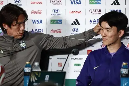 DT de Corea del Sur junto a uno de sus jugadores. Foto: AFP.