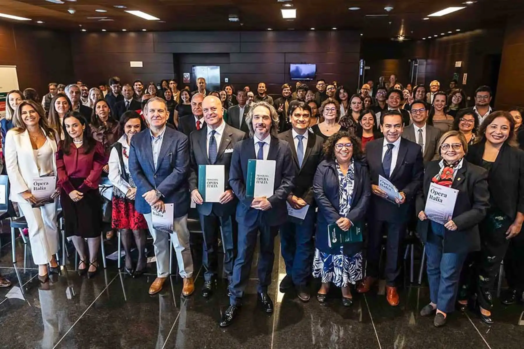 Todos por la lírica. Autoridades y promotores de la temporada durante la presentación de la temporada, desarrollada en el GTN.