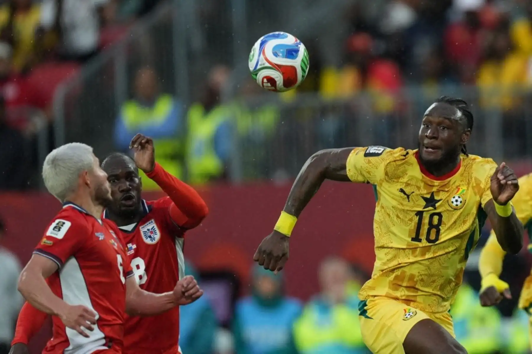 Jerome Opoku de Ghana en acción contra Cristian Martínez de Panamá durante el partido de la primera fase del Grupo L de la Copa Mundial de la FIFA 2026 entre Ghana y Panamá. AFP