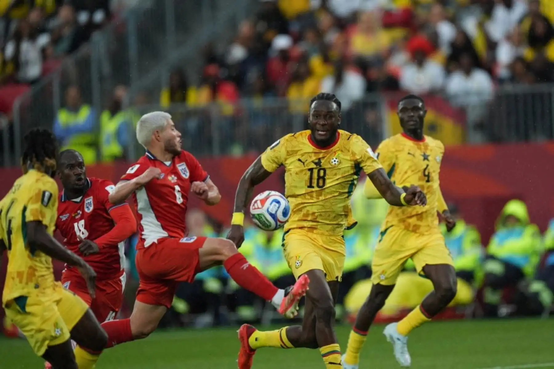 Jerome Opoku de Ghana en acción contra Cristian Martínez de Panamá durante el partido de la primera fase del Grupo L de la Copa Mundial de la FIFA 2026 entre Ghana y Panamá. AFP