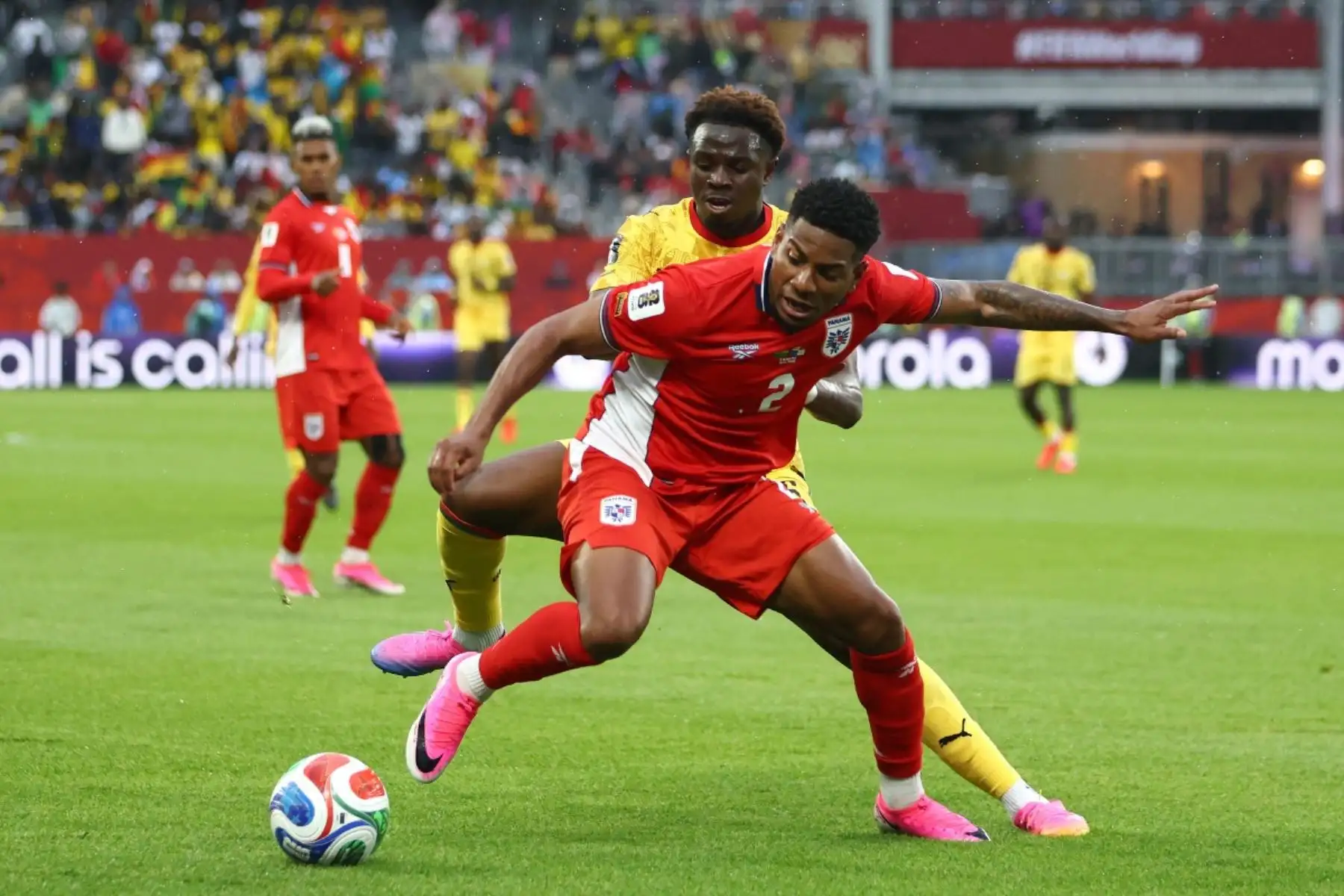 El defensa ghanés, Marvin Senaya, y el defensa panameño , César Blackman, luchan por el balón durante el partido de fútbol del Grupo L de la Copa Mundial 2026 entre Ghana y Panamá. AFP