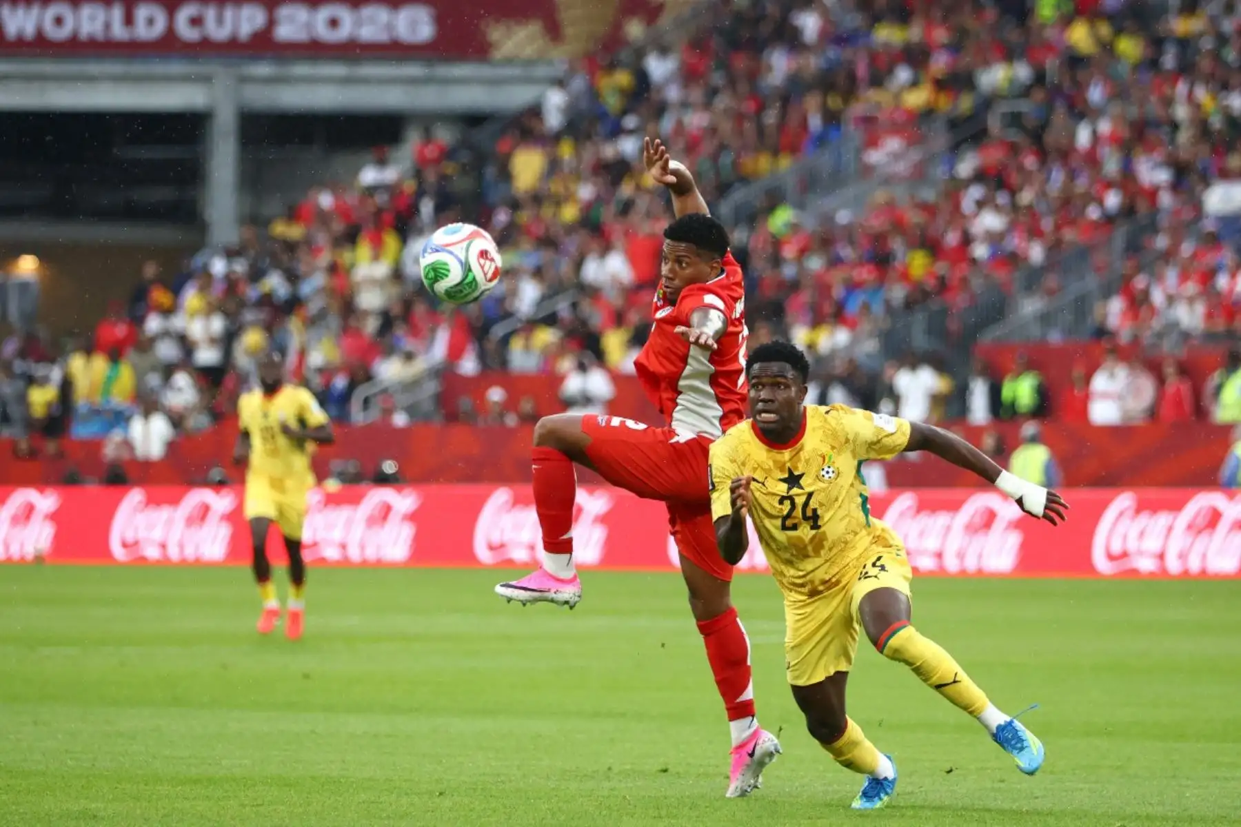 El defensa panameño, César Blackman, y el centrocampista ghanés, Ernest Nuamah, luchan por el balón durante el partido de fútbol del Grupo L de la Copa Mundial 2026 entre Ghana y Panamá. AFP