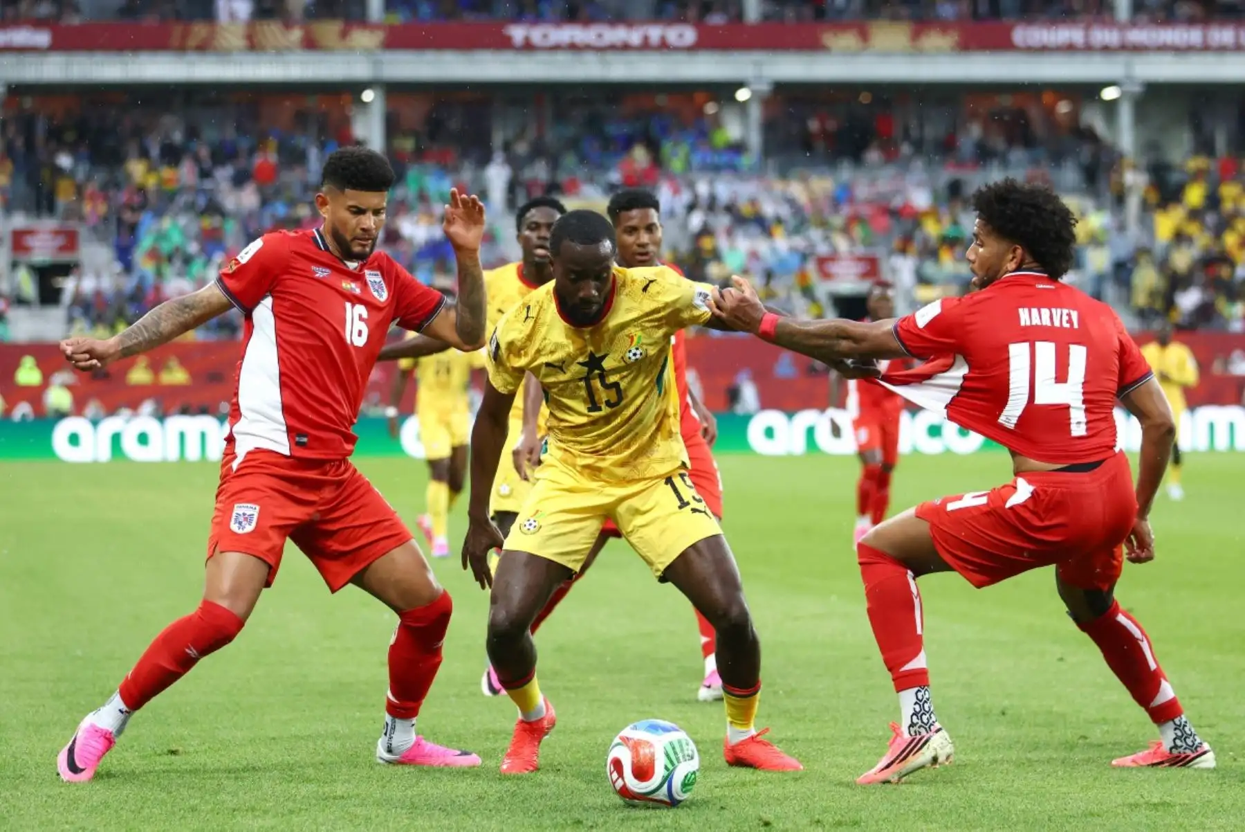El defensa panameño, Andrés Andrade, el centrocampista ghanés, Elisha Owusu, y el centrocampista panameño , Carlos Harvey, luchan por el balón durante el partido de fútbol del Grupo L de la Copa Mundial 2026 entre Ghana y Panamá. AFP